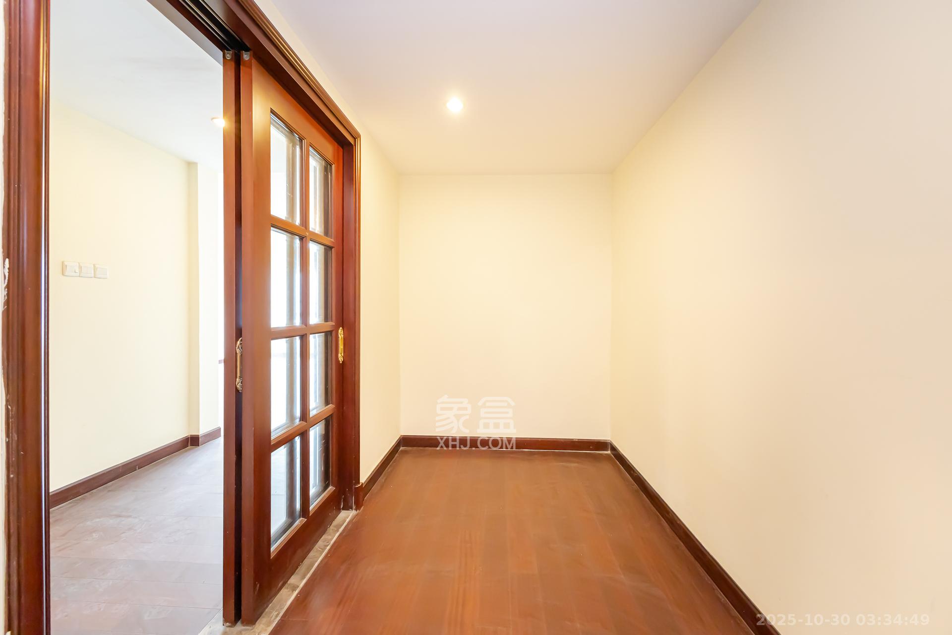 恒大名都  4室2厅4卫    125.0万 恒大名都  4室2厅4卫    125.0万卧室