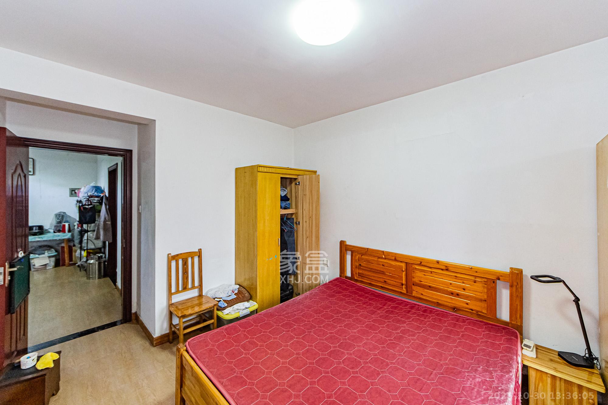 万国城（当代满庭春MOMA）二期  1室2厅2卫    70.0万卧室