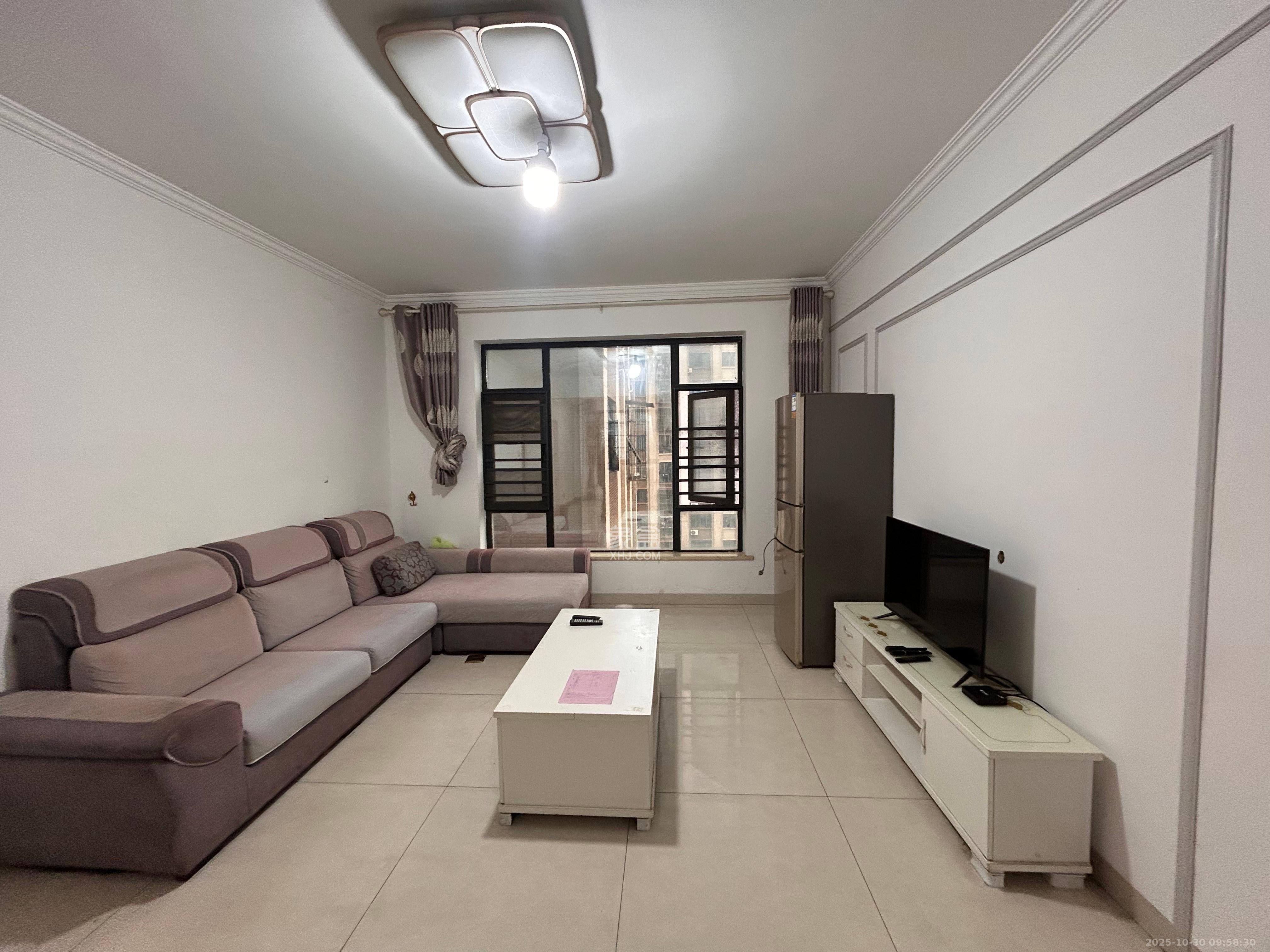 天元涉外景园B区  3室2厅2卫    2700.0元/月室内图1