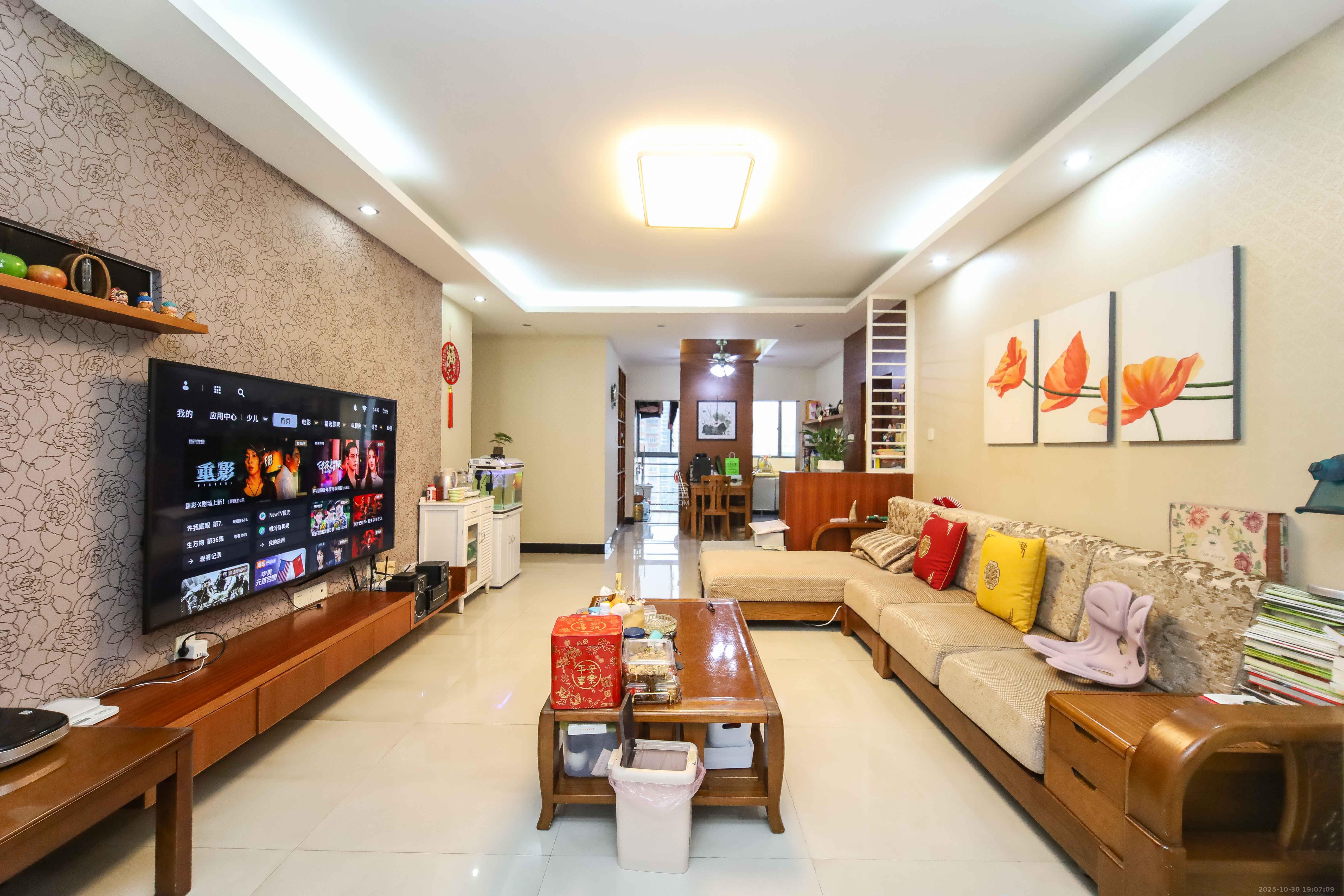 银港水晶城  3室2厅2卫    108.0万客厅