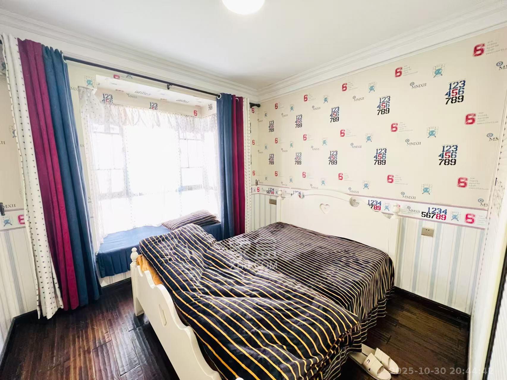 西子花苑  3室2厅2卫    150.0万卧室