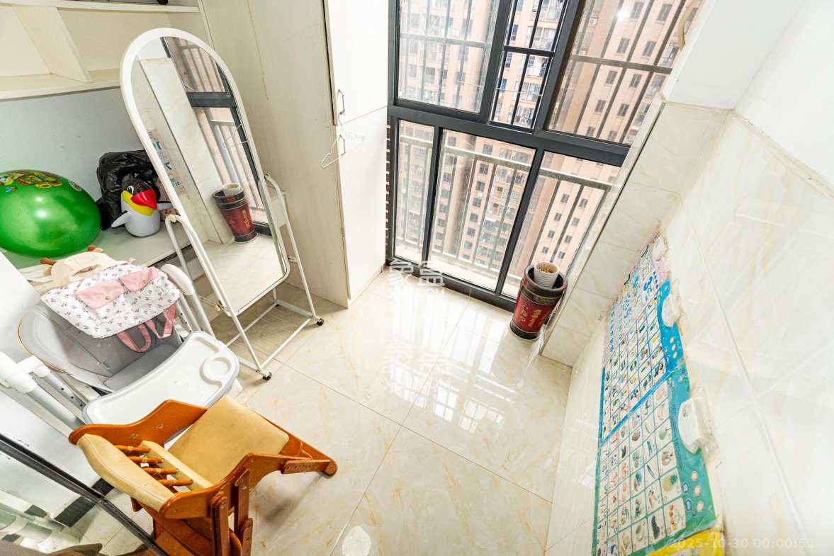 三一街区 3室2厅1卫 62.8万 三一街区 3室2厅1卫 62.8万阳台