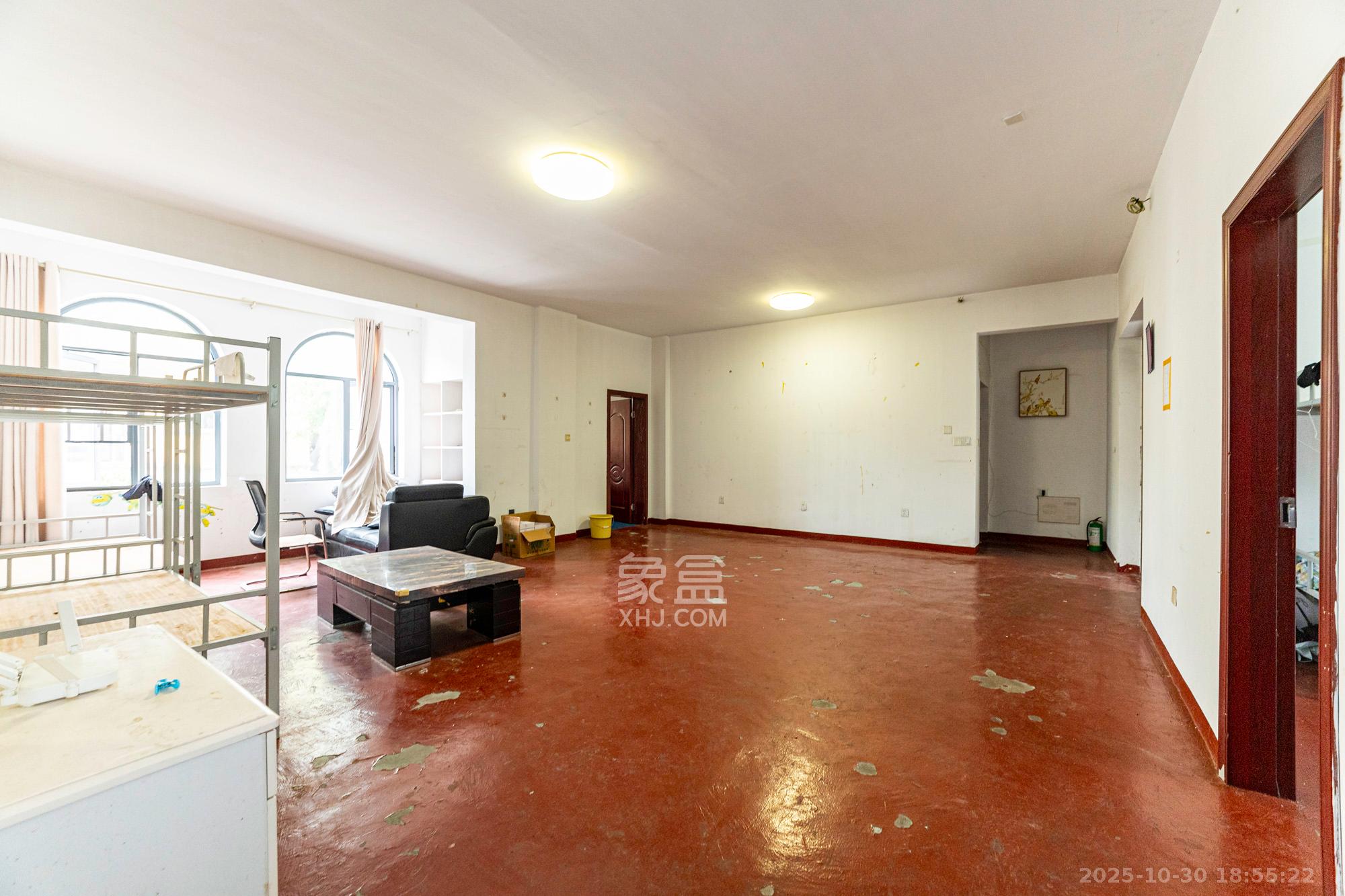 鹏基诺亚山林  4室2厅1卫    138.0万客厅