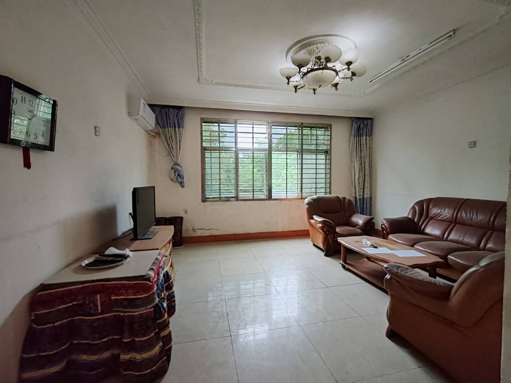 亘立龙凤小区  3室2厅1卫    39.8万客厅