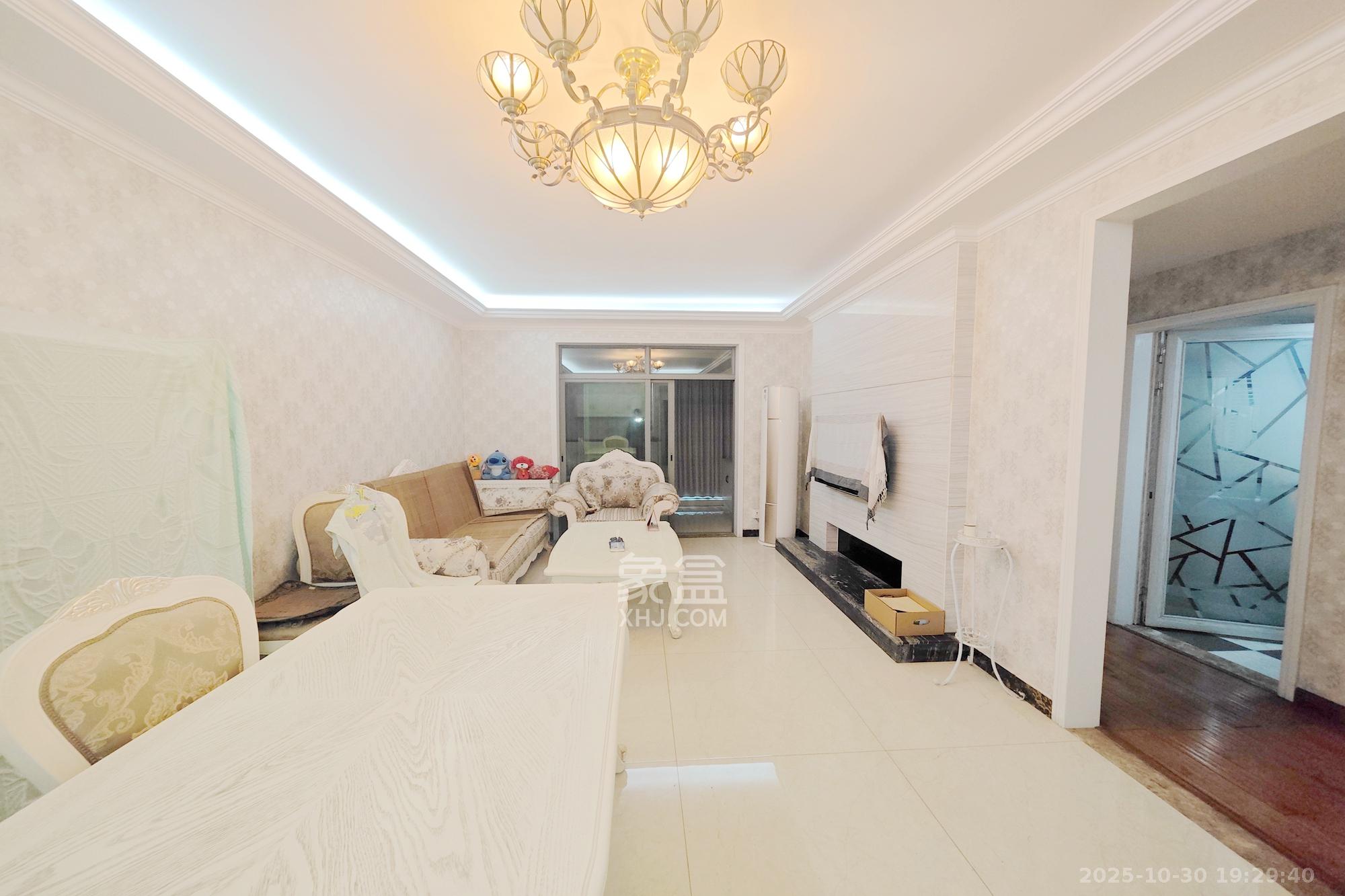 新城新世界一二三期  2室1厅1卫    98.0万客厅