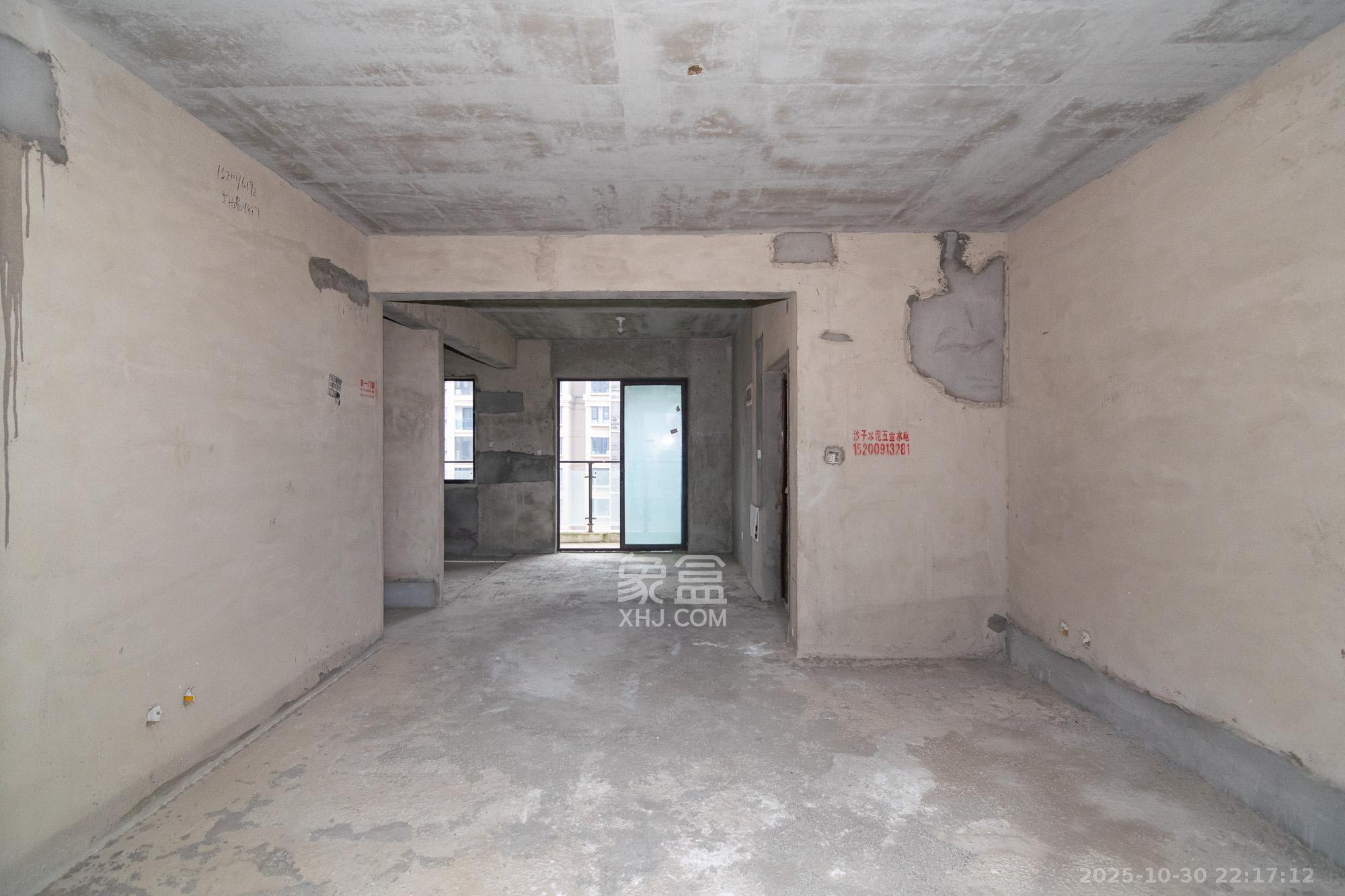 裕田奥莱小镇  3室2厅2卫    70.0万 裕田奥莱小镇  3室2厅2卫    70.0万客厅