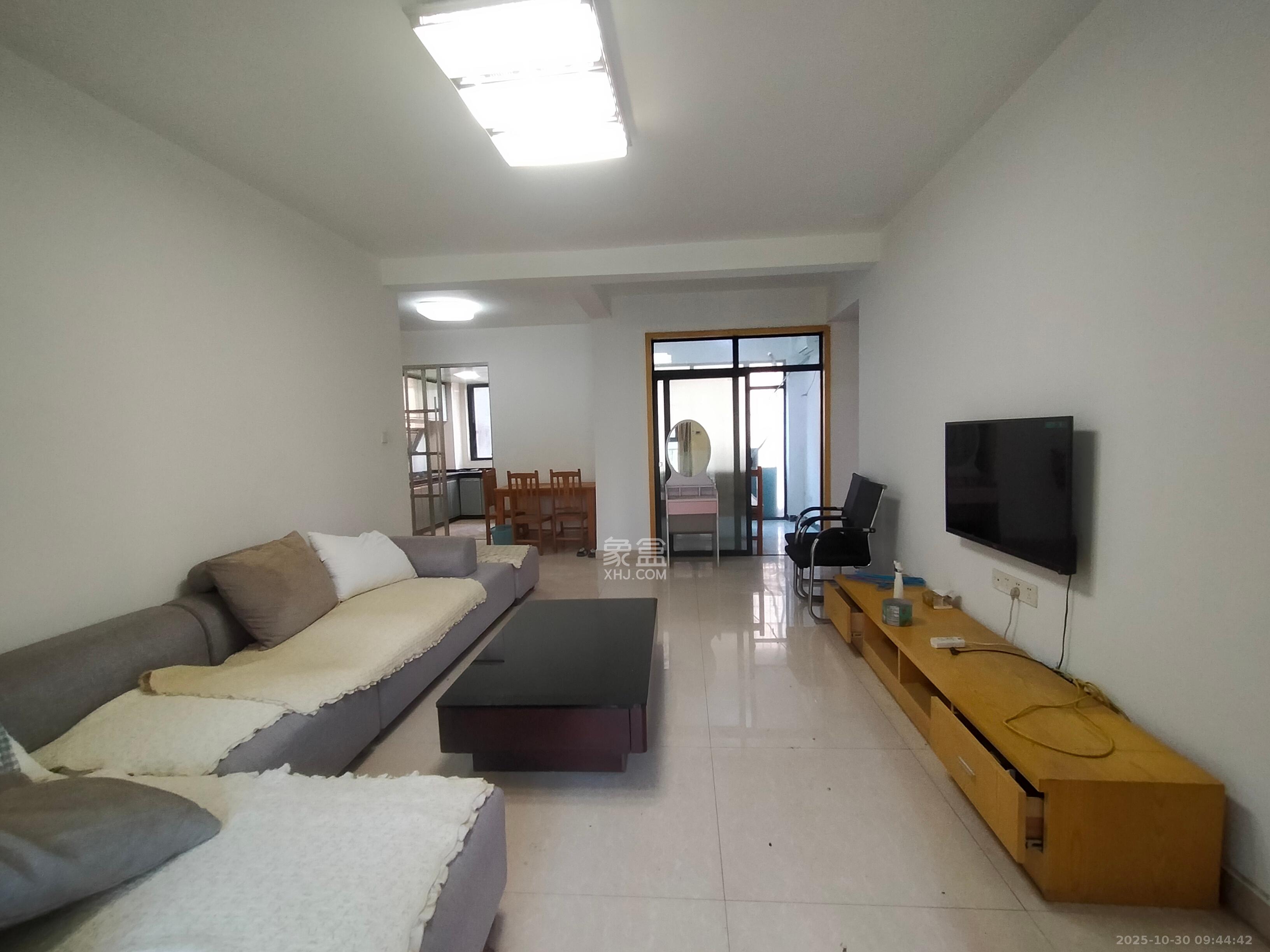 翡翠云天  3室2厅2卫    1700.0元/月室内图