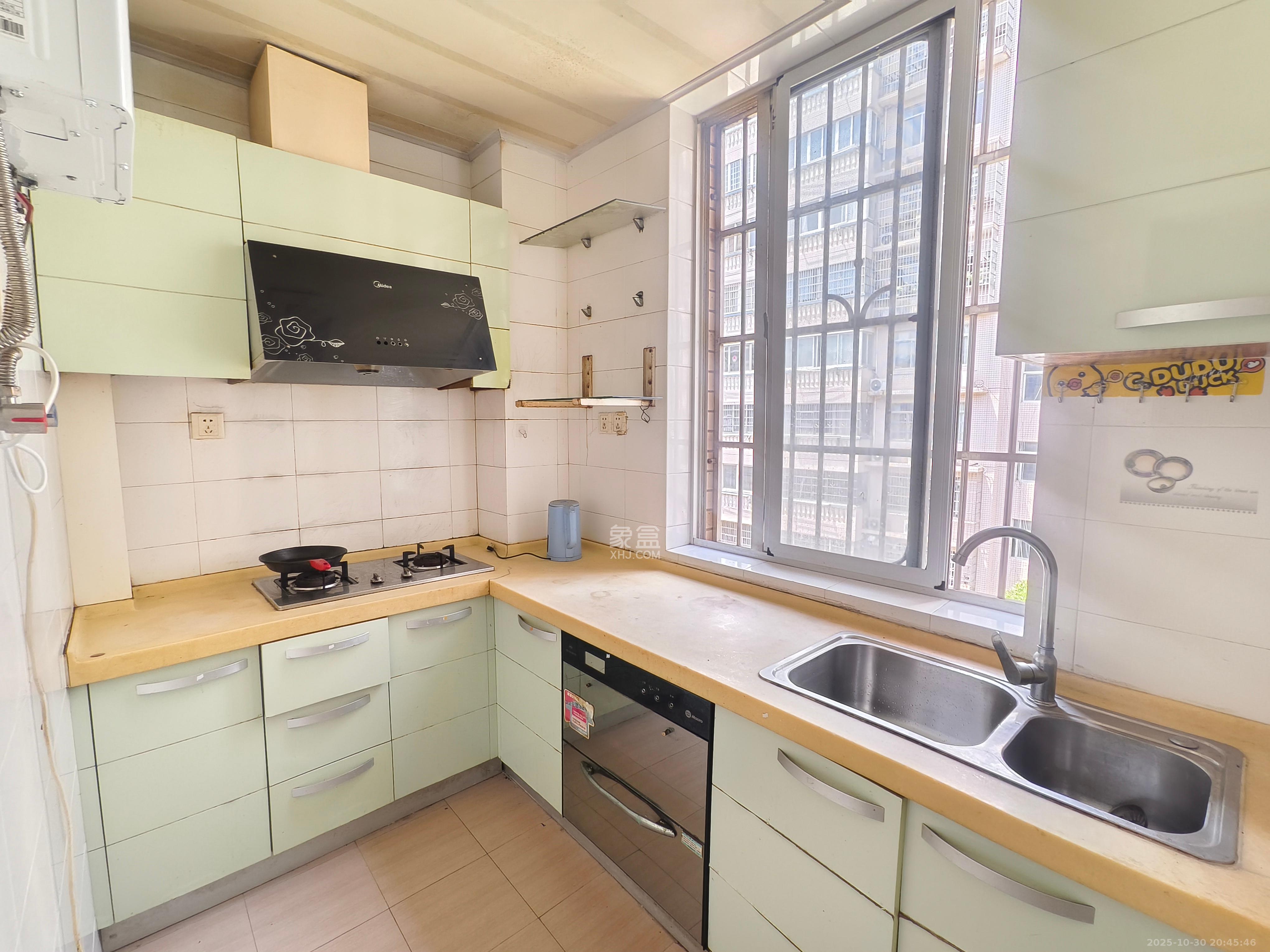 麓谷雅园  3室2厅1卫    1900.0元/月室内图