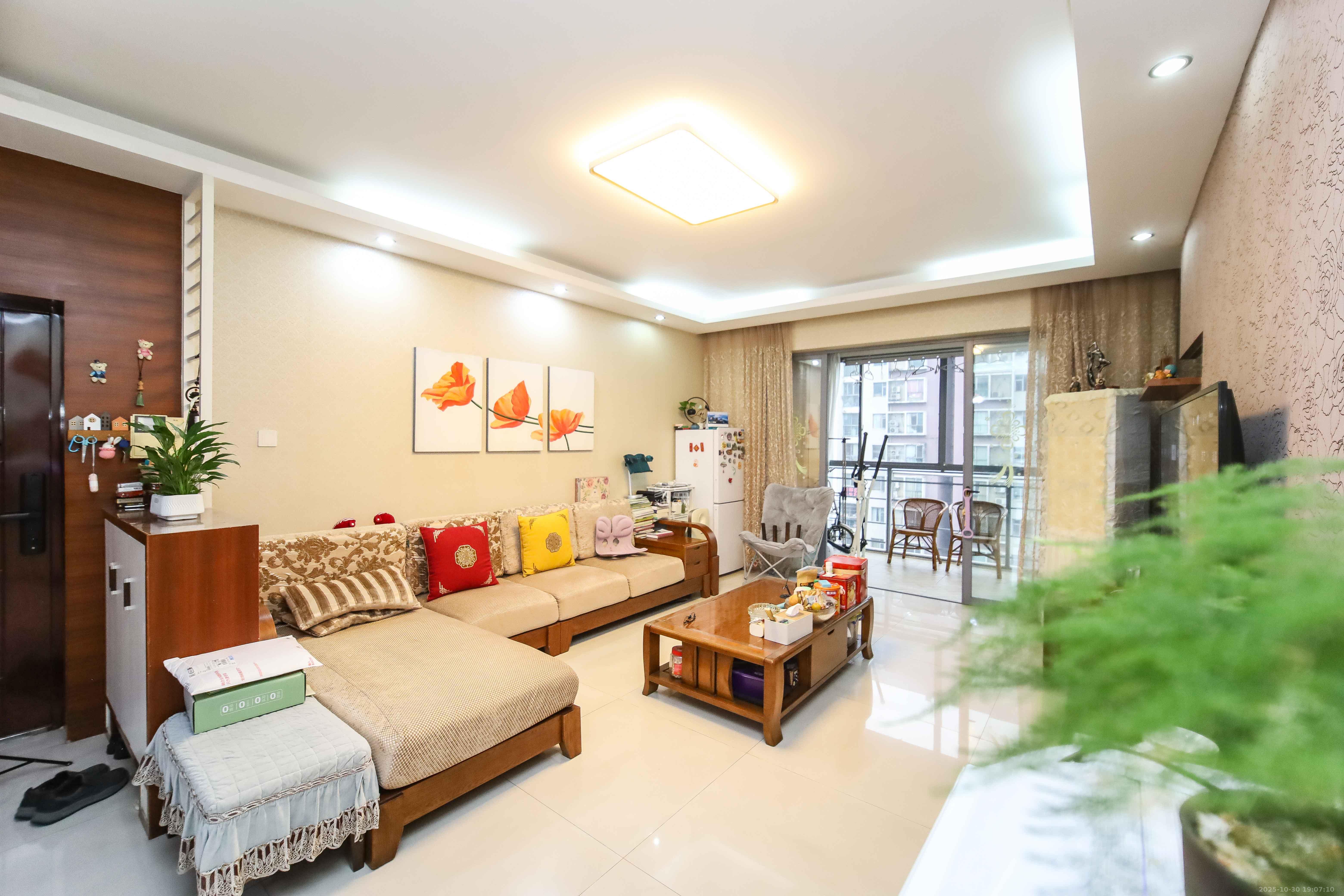 银港水晶城  3室2厅2卫    108.0万客厅