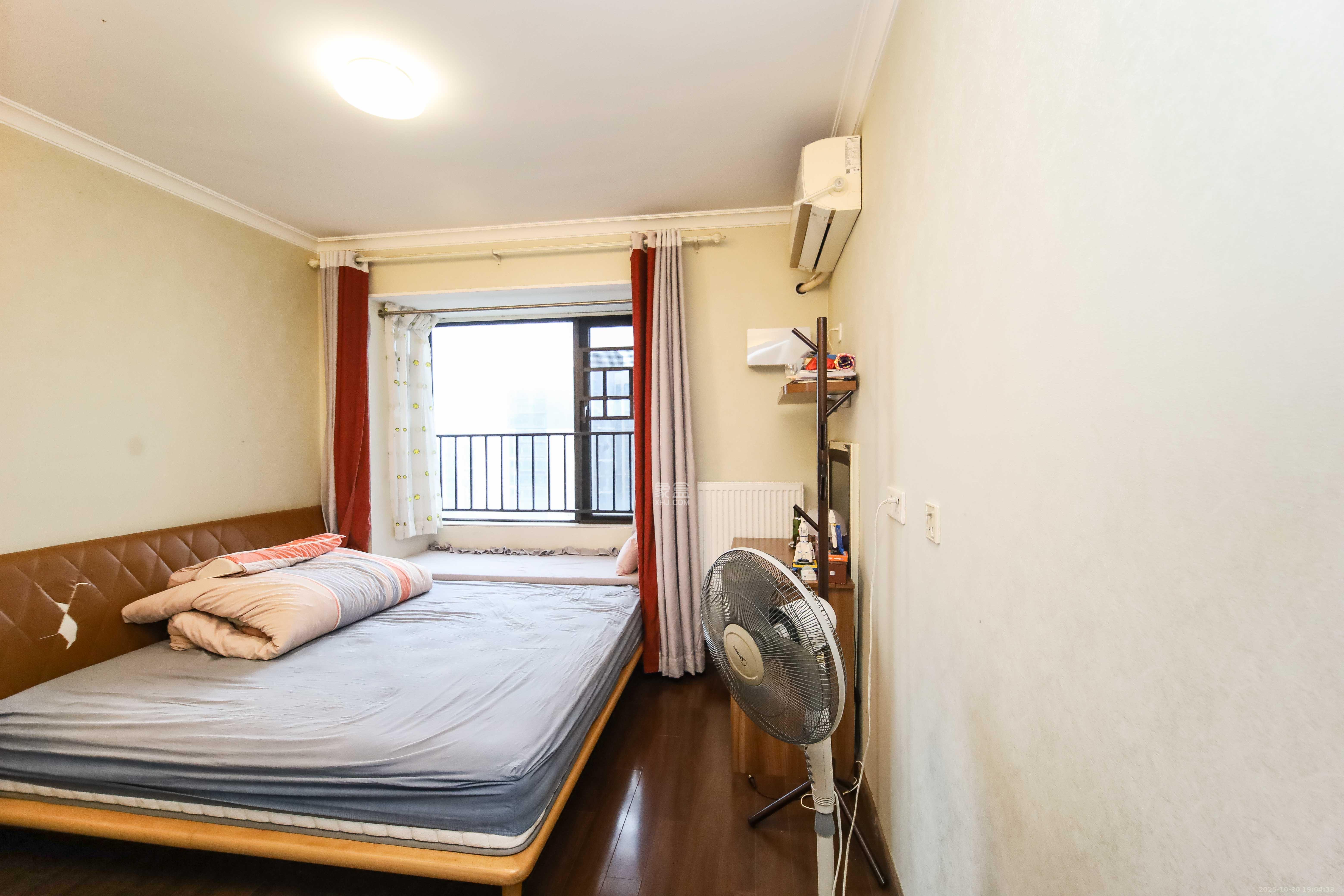 万科金域蓝湾  4室2厅2卫    176.0万卧室