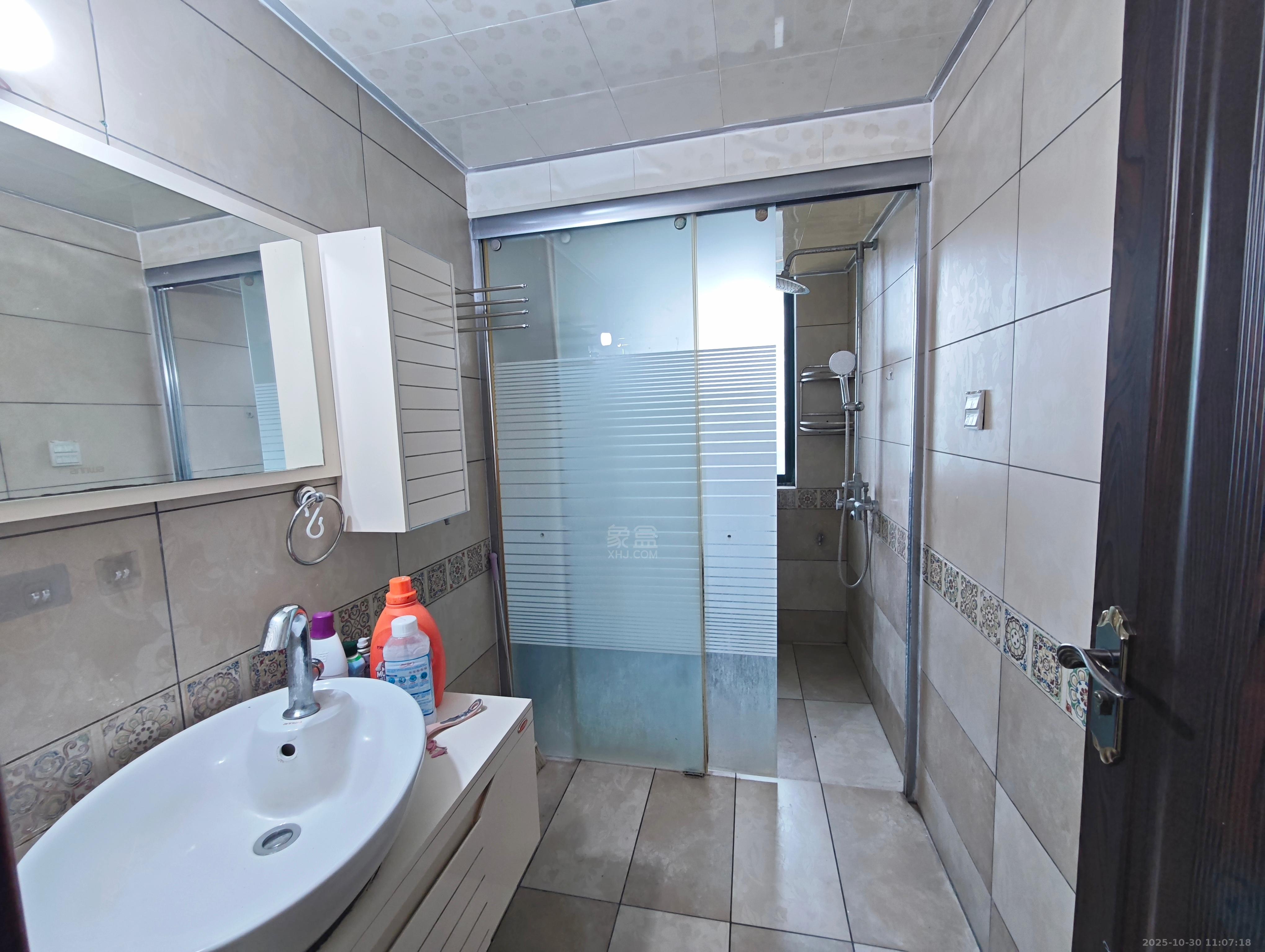 经世皇城  3室2厅2卫    1500.0元/月 经世皇城  3室2厅2卫    1500.0元/月室内图