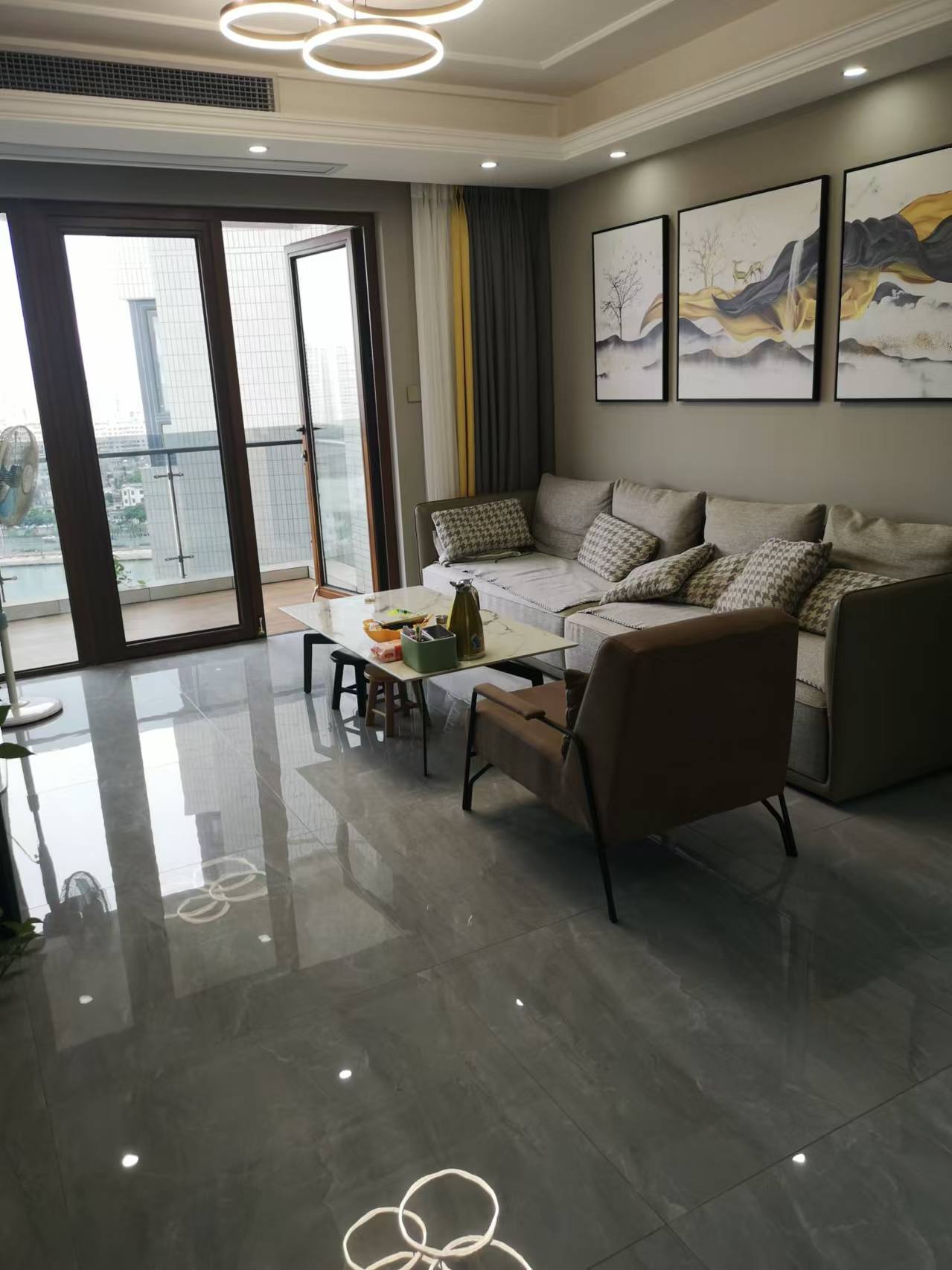 西溪里二期  3室2厅2卫    265.0万客厅