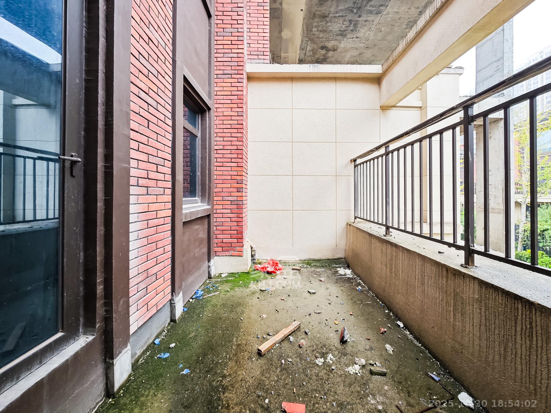 恒基旭辉湖山赋  5室3厅3卫    280.0万阳台