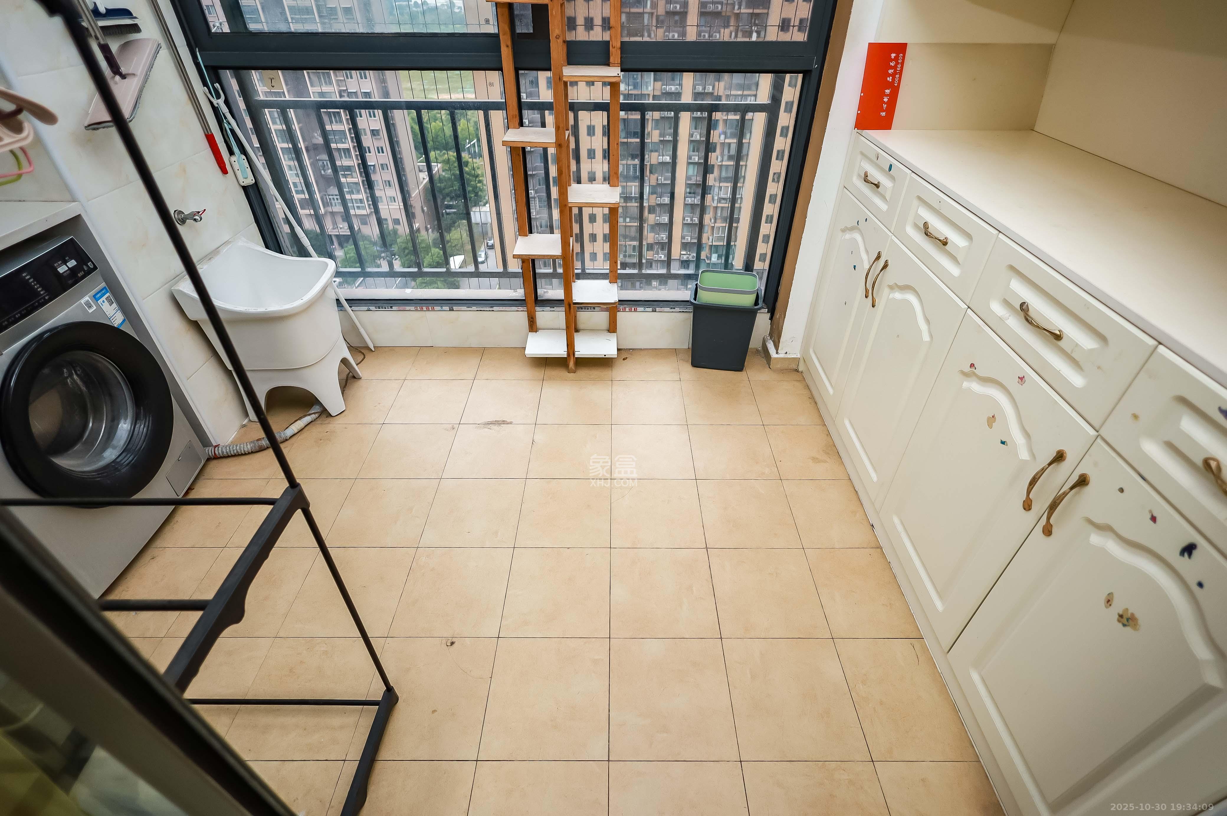 麓谷小镇  3室2厅1卫    54.8万阳台