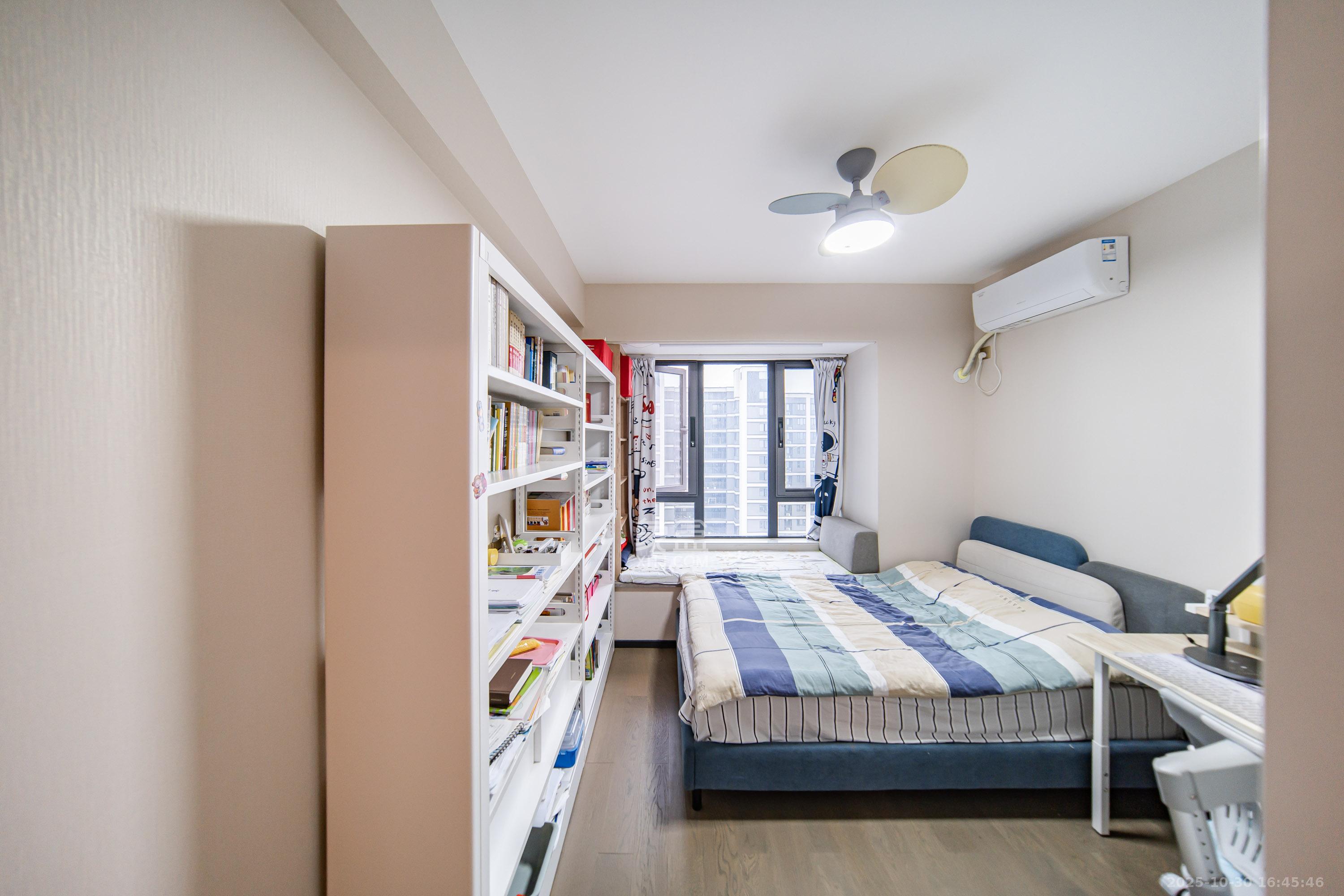 中海阅麓山一期  3室2厅2卫    149.8万卧室