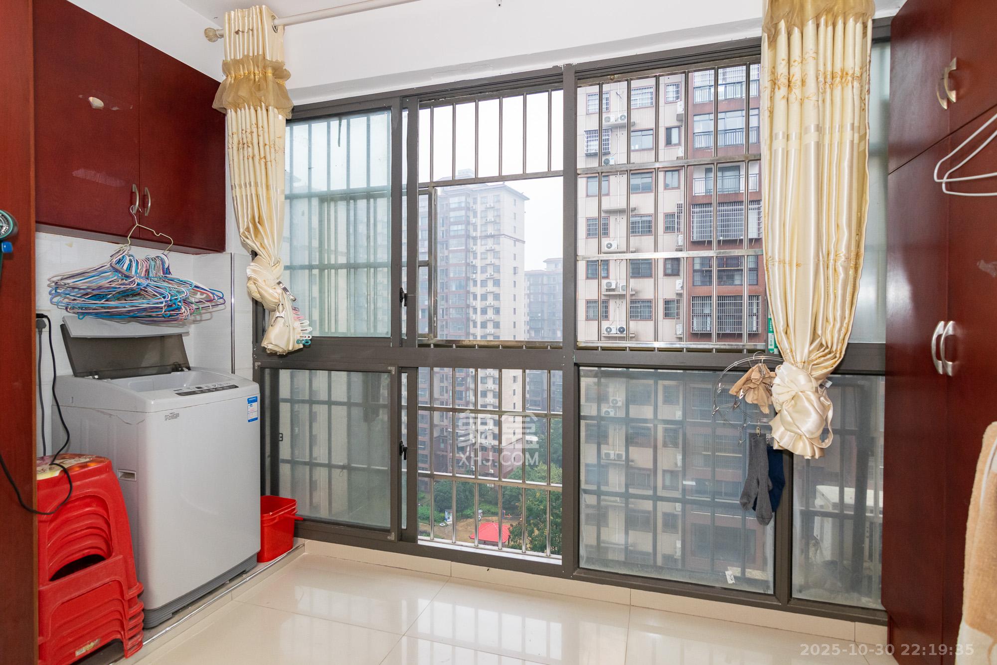 兴邦花城  2室2厅1卫    40.0万 兴邦花城  2室2厅1卫    40.0万阳台