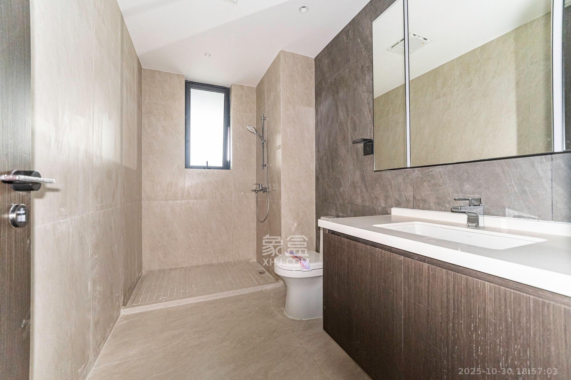 万科松湖天地  4室2厅4卫    478.0万 万科松湖天地  4室2厅4卫    478.0万卫生间