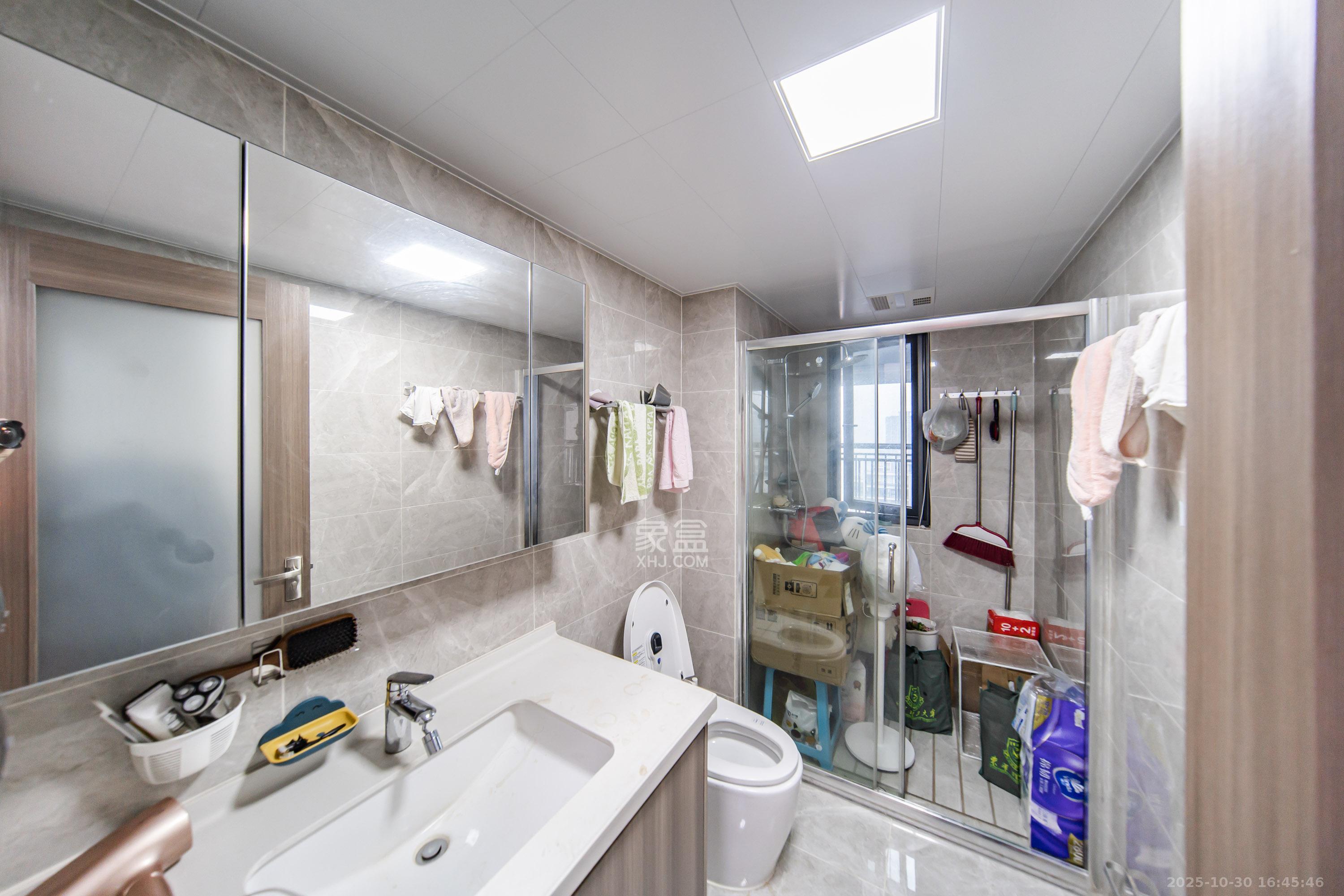 中海阅麓山一期  3室2厅2卫    149.8万卫生间