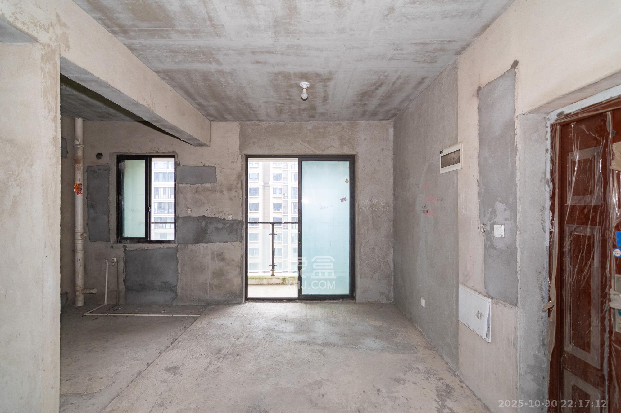 裕田奥莱小镇  3室2厅2卫    70.0万 裕田奥莱小镇  3室2厅2卫    70.0万客厅