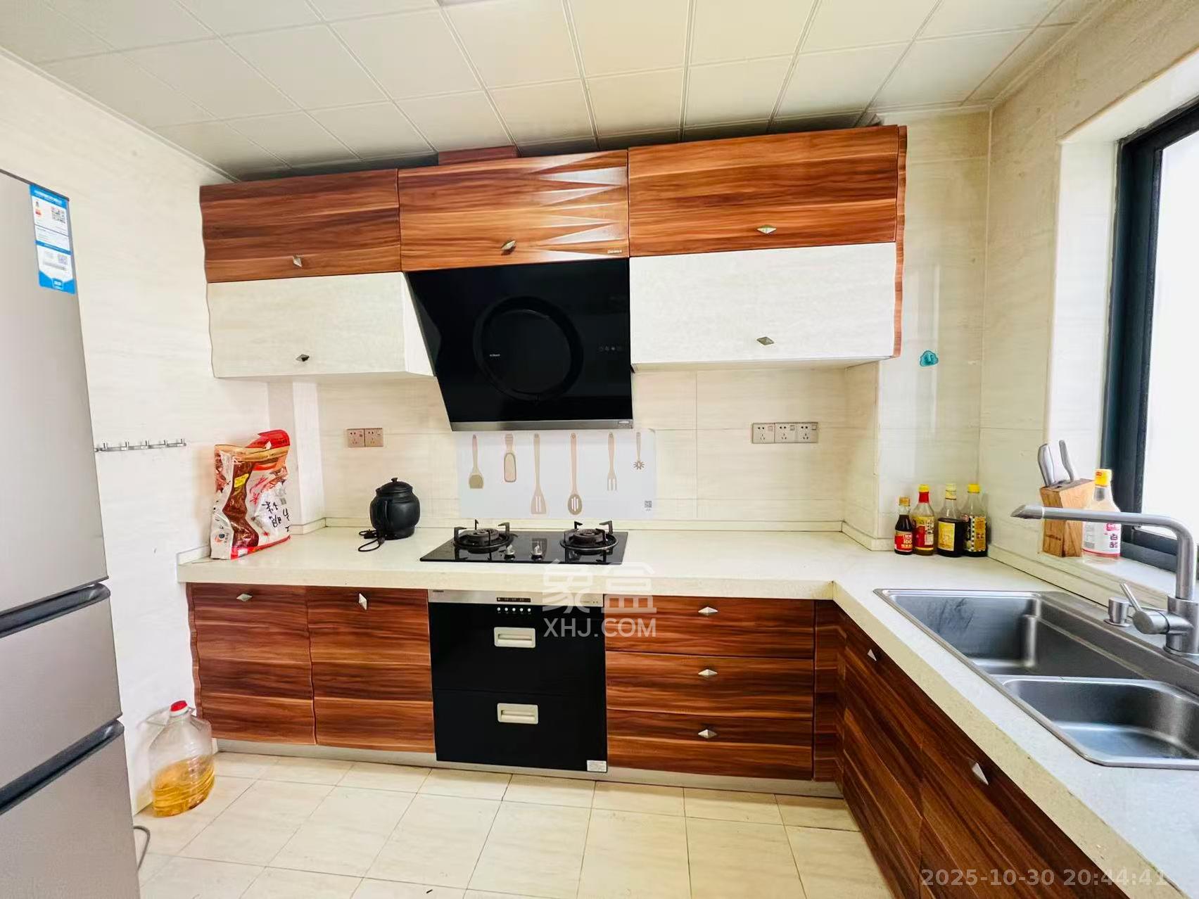 西子花苑  3室2厅2卫    150.0万厨房