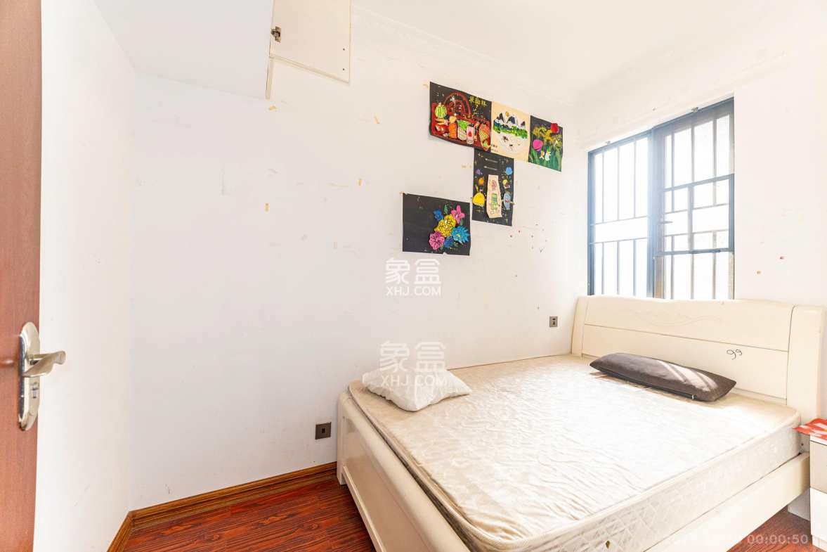 三一街区 3室2厅1卫 62.8万 三一街区 3室2厅1卫 62.8万卧室