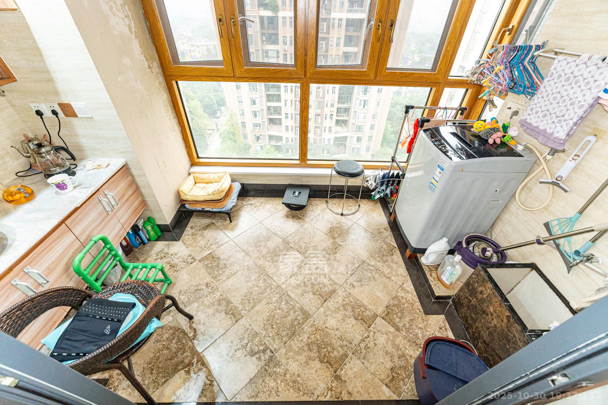 藏珑湖上国际花园  3室2厅2卫    85.0万阳台