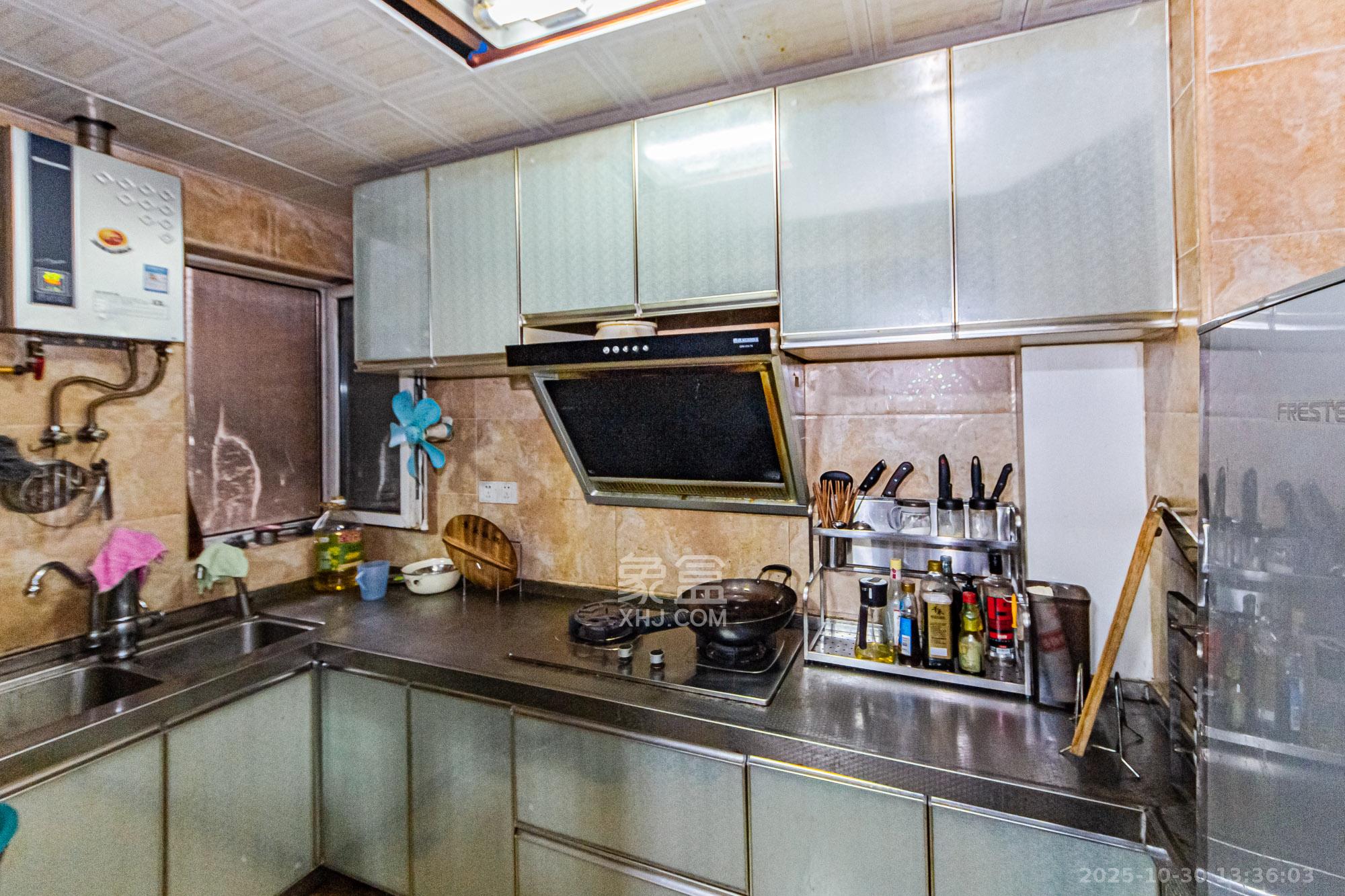 万国城（当代满庭春MOMA）二期  1室2厅2卫    70.0万厨房