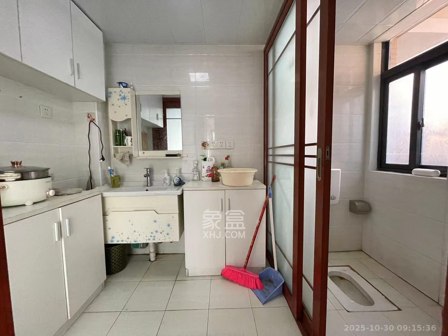 华城广场  3室2厅1卫    3500.0元/月室内图