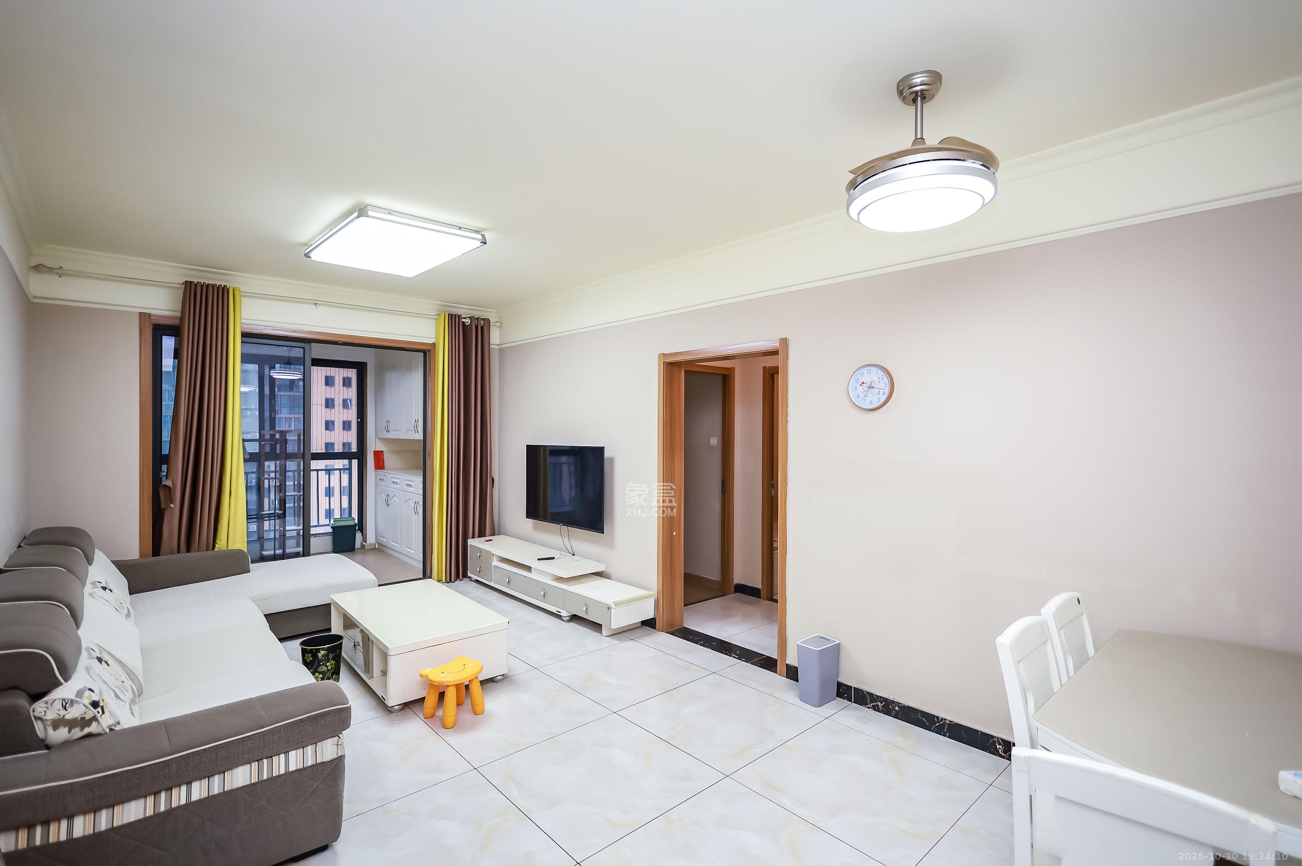 麓谷小镇  3室2厅1卫    54.8万客厅