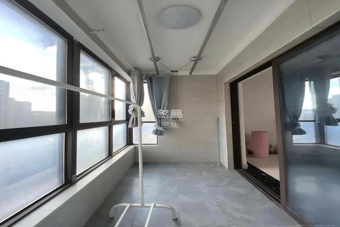 华润置地广场二期 3室2厅2卫 2200.0元/月 华润置地广场二期 3室2厅2卫 2200.0元/月室内图