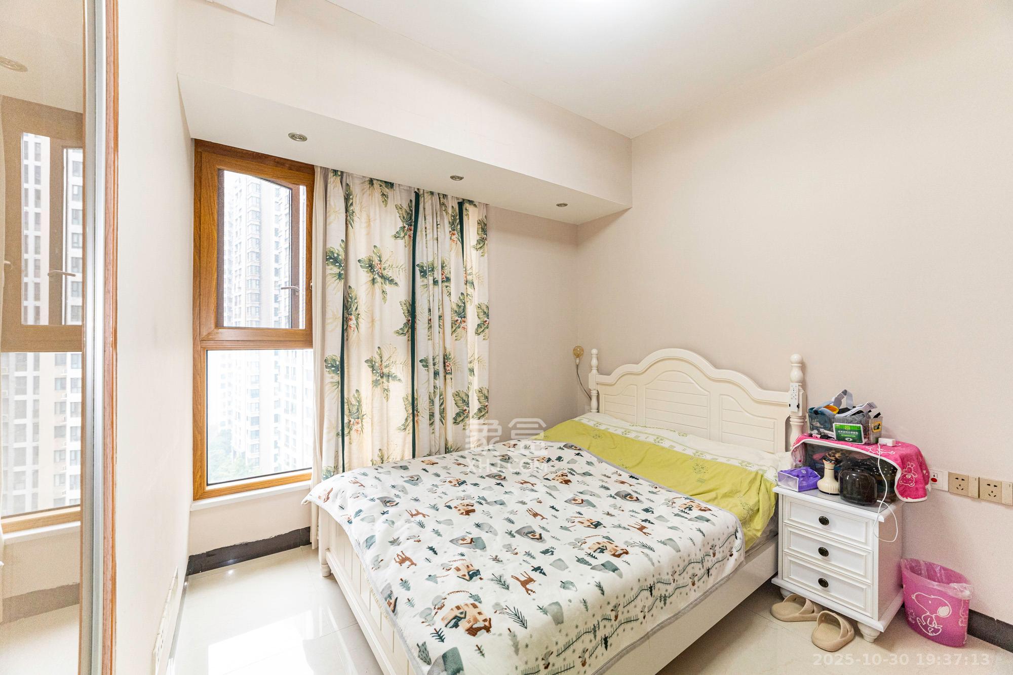 藏珑湖上国际花园  3室2厅2卫    85.0万卧室