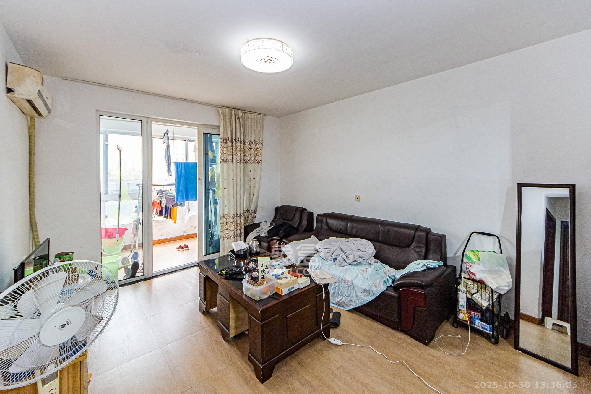 万国城（当代满庭春MOMA）二期  1室2厅2卫    70.0万客厅