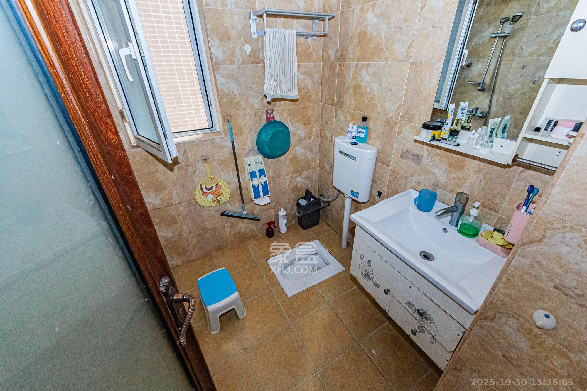 万国城（当代满庭春MOMA）二期  1室2厅2卫    70.0万卫生间