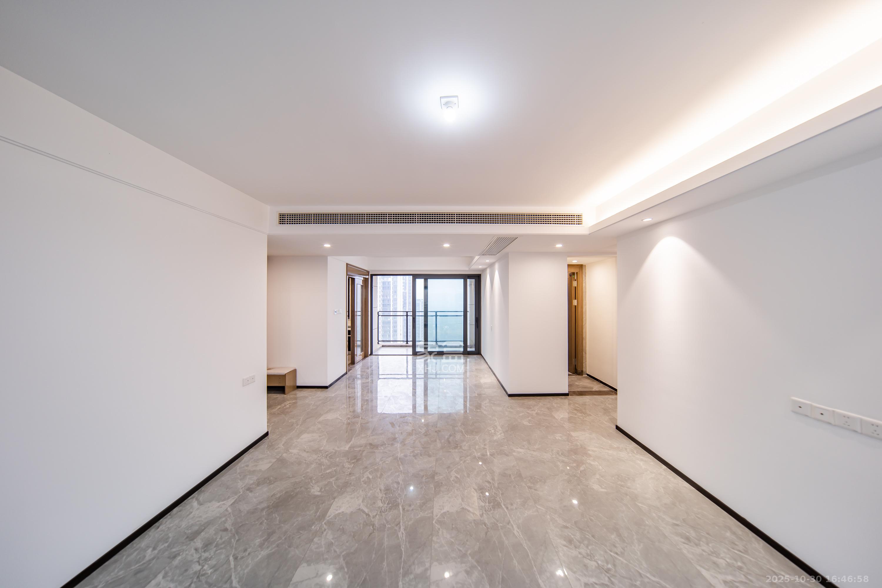 保利天汇  4室2厅2卫    186.8万客厅