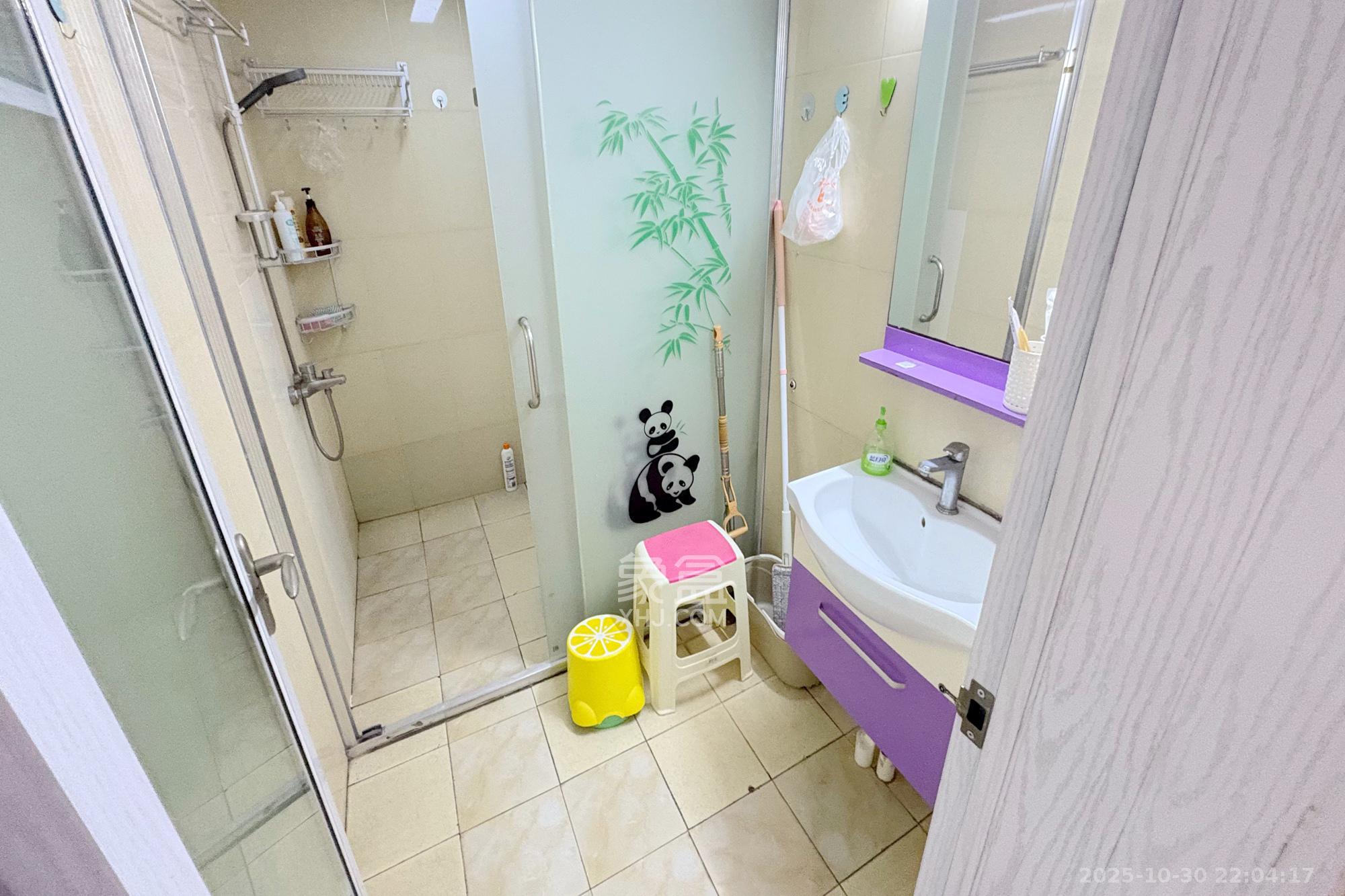 王府花园  4室2厅2卫    225.0万卫生间