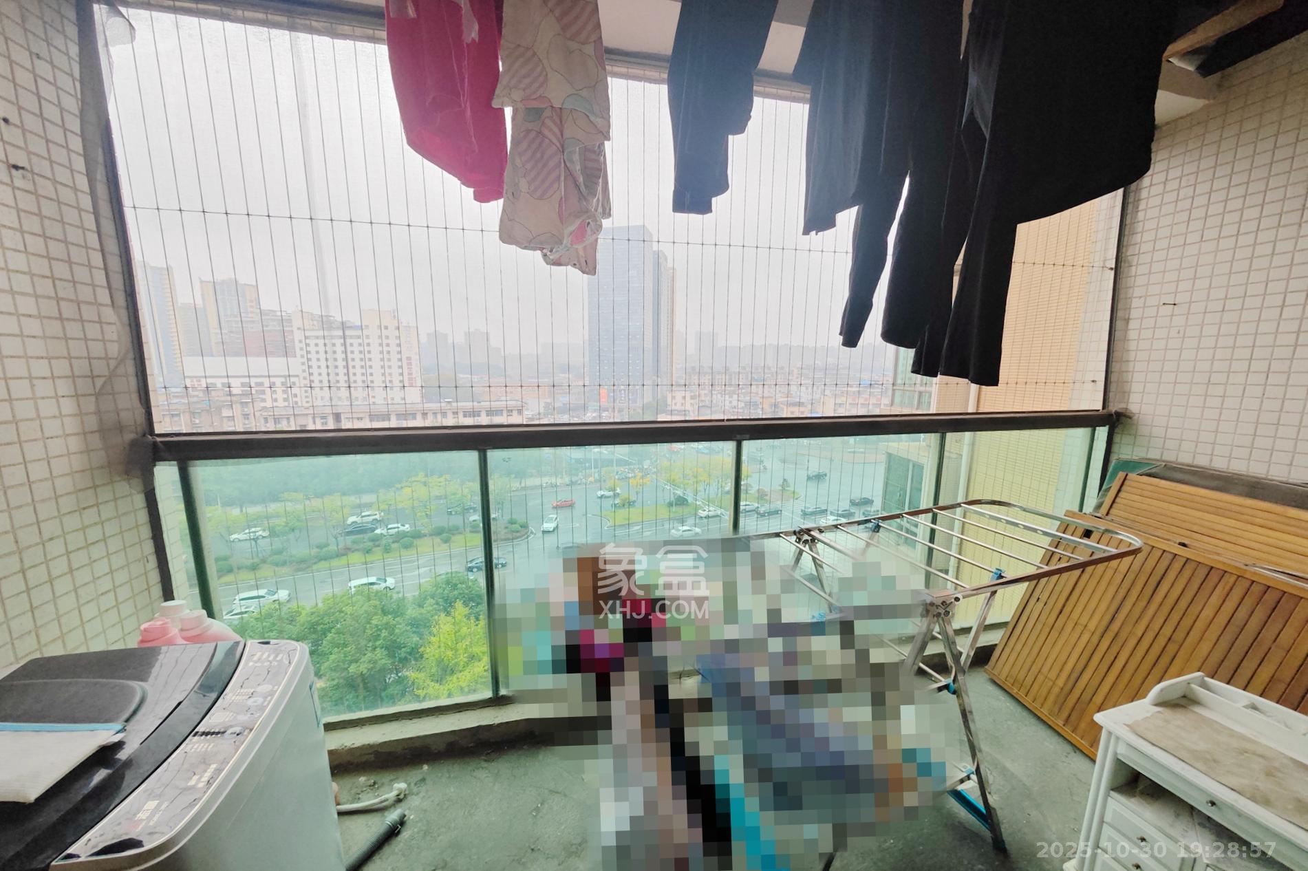 新城新世界一二三期  3室2厅1卫    90.0万阳台