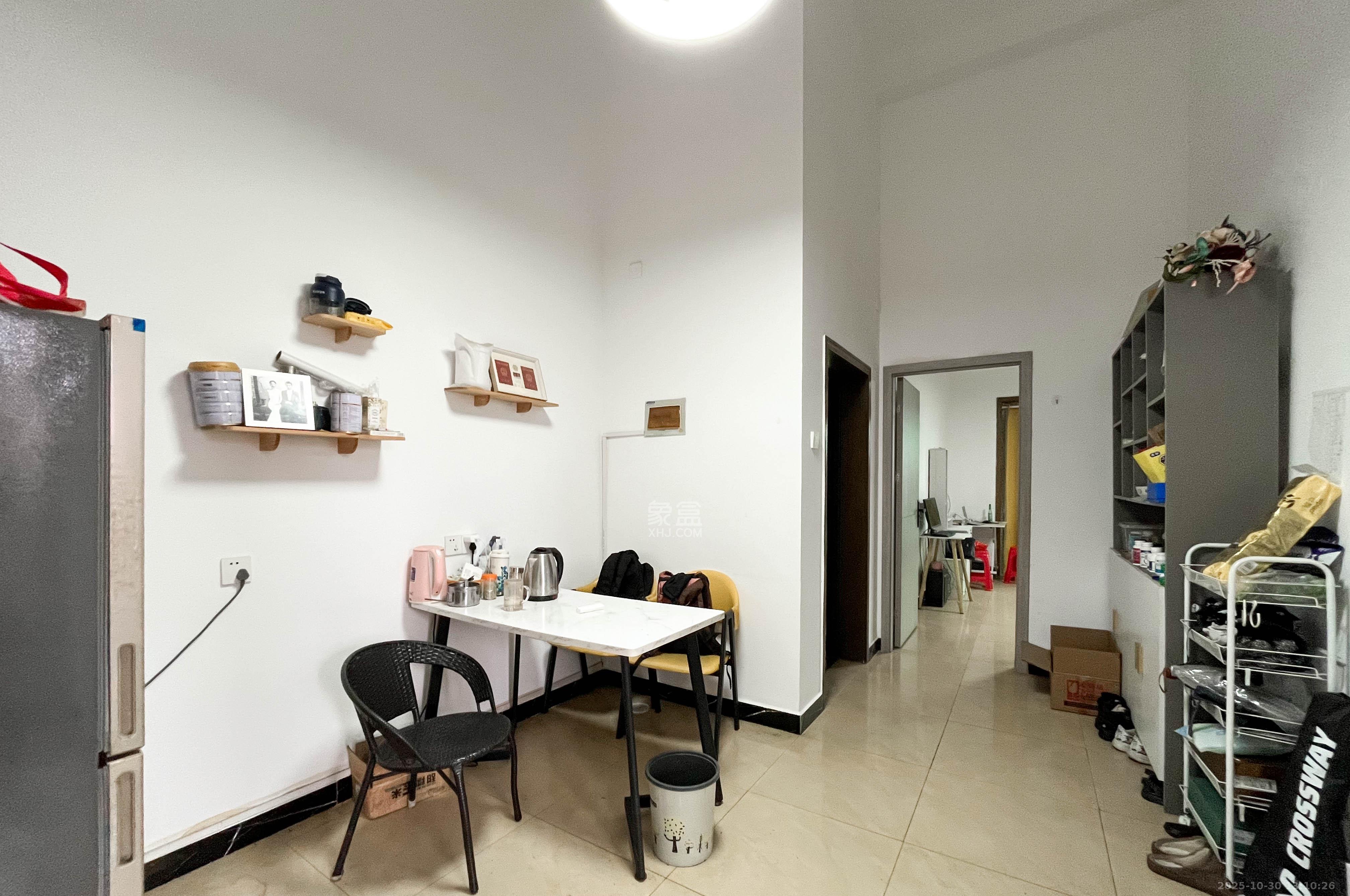 恩瑞麓山名园(龙王港小区)  2室1厅1卫    39.0万 恩瑞麓山名园(龙王港小区)  2室1厅1卫    39.0万客厅