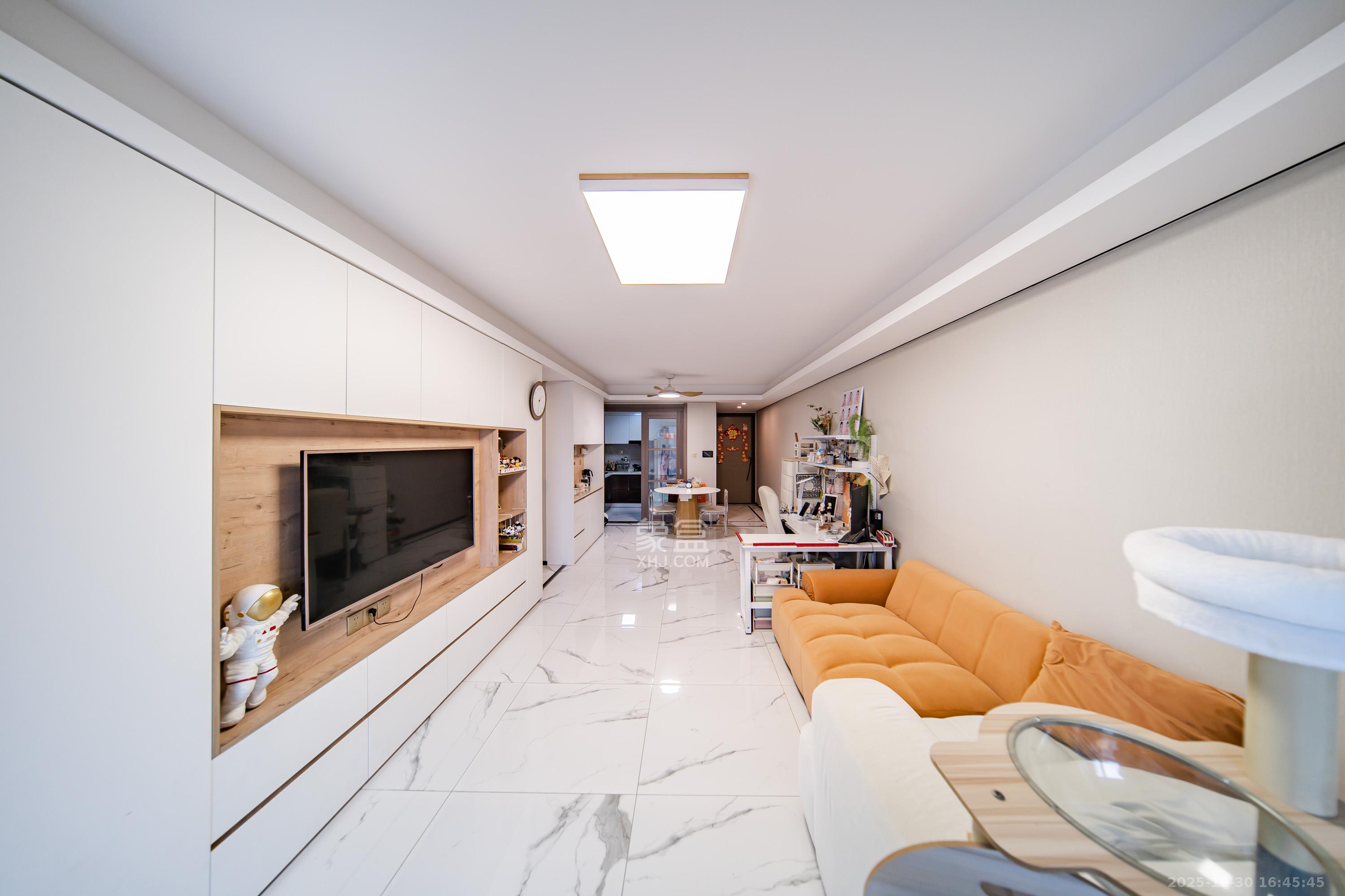 中海阅麓山一期  3室2厅2卫    149.8万客厅