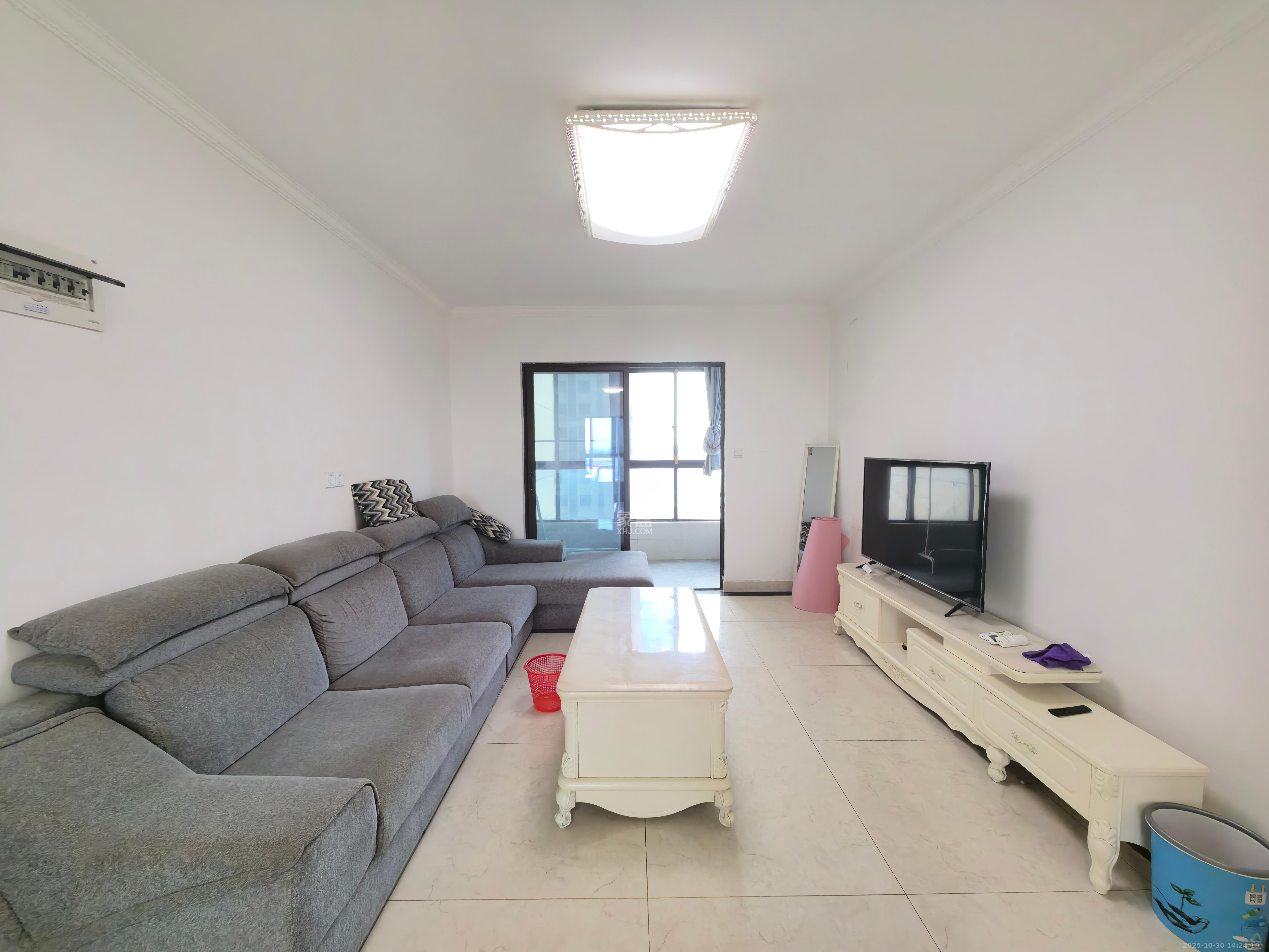 华润置地广场二期  3室2厅2卫    2200.0元/月