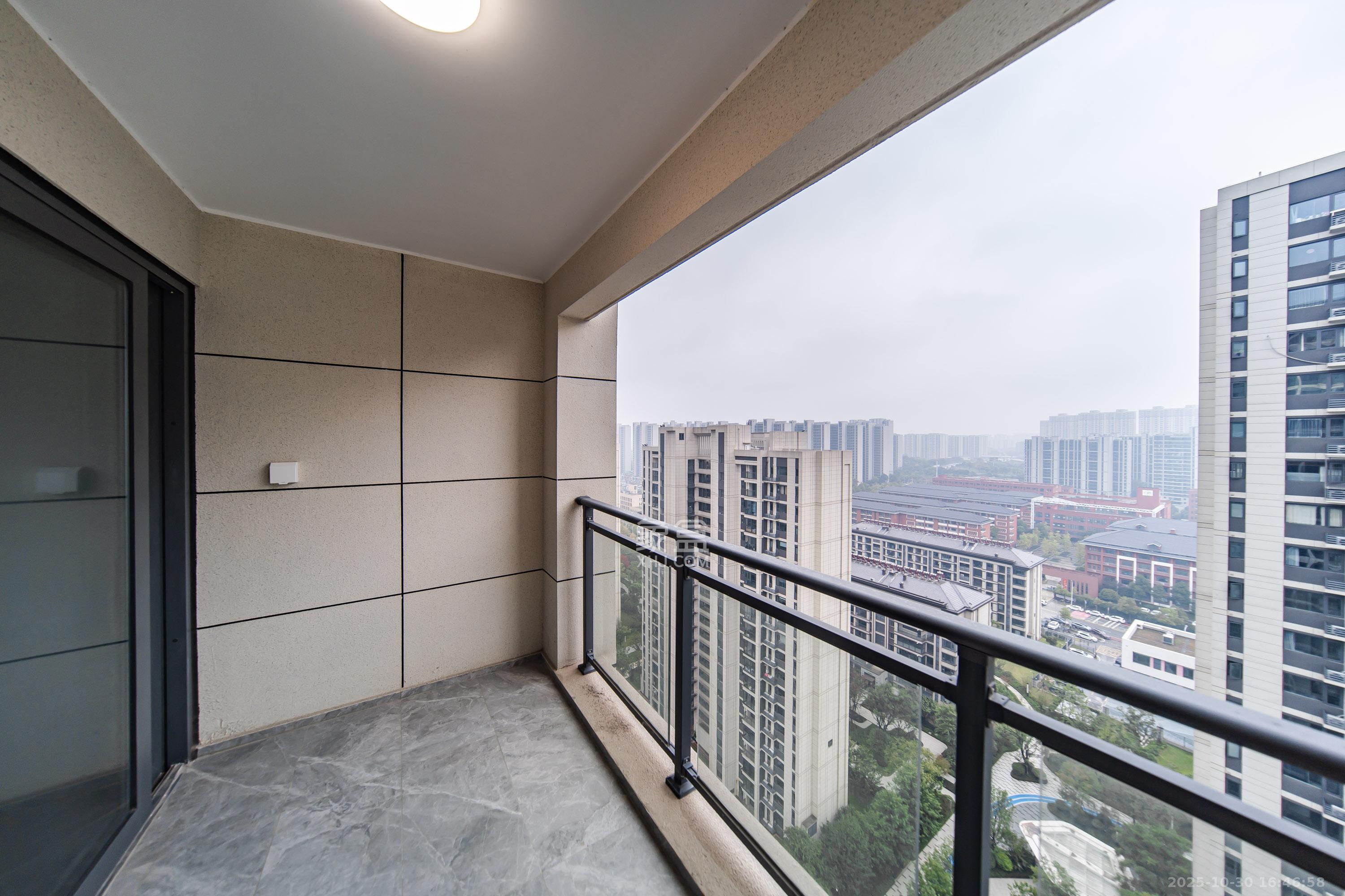 保利天汇  4室2厅2卫    186.8万阳台