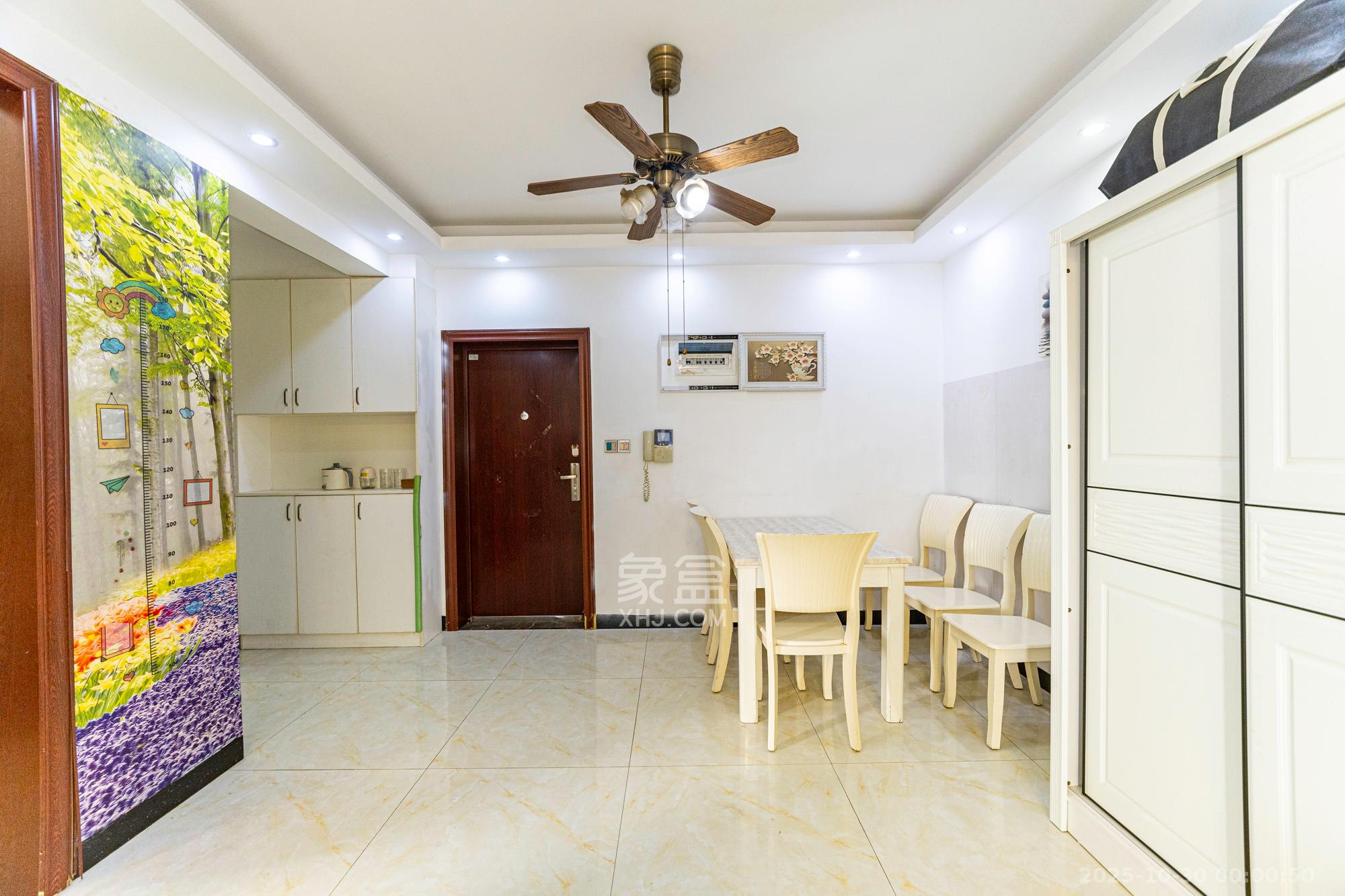 三一街区  3室2厅1卫    62.8万客厅