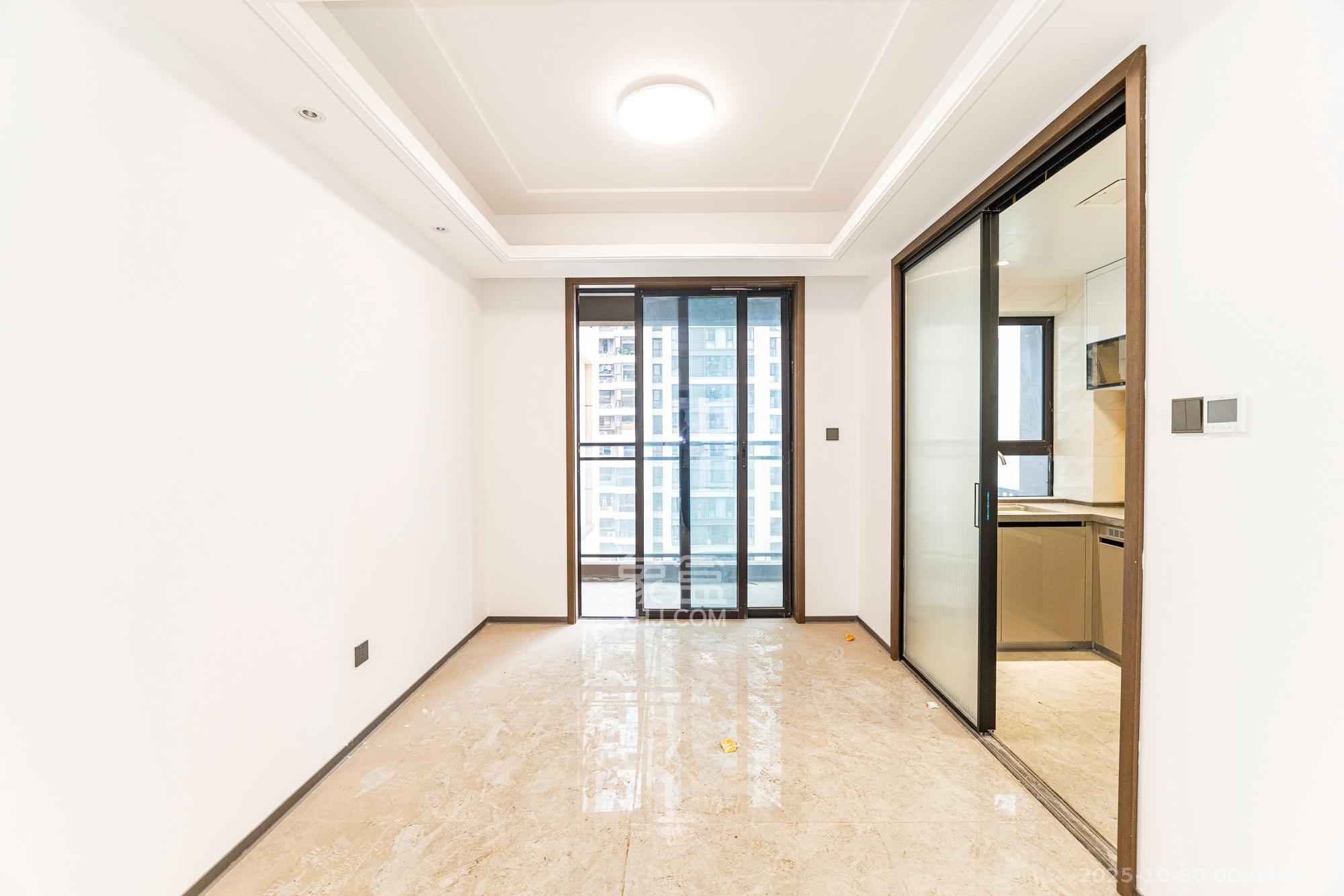 荣盛锦绣学府  4室2厅2卫    103.8万客厅