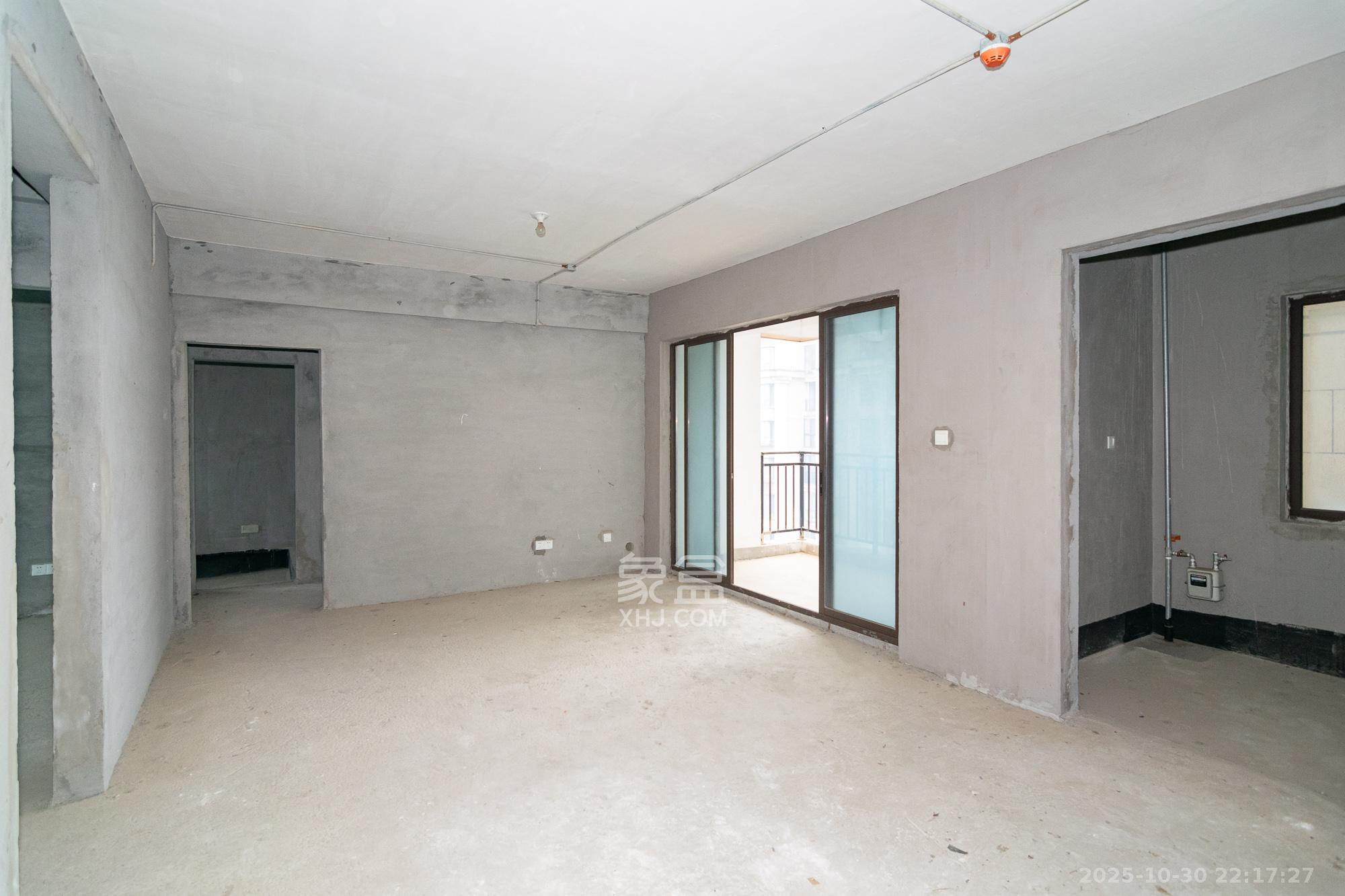 裕田奥莱小镇  3室2厅2卫    76.8万 裕田奥莱小镇  3室2厅2卫    76.8万客厅