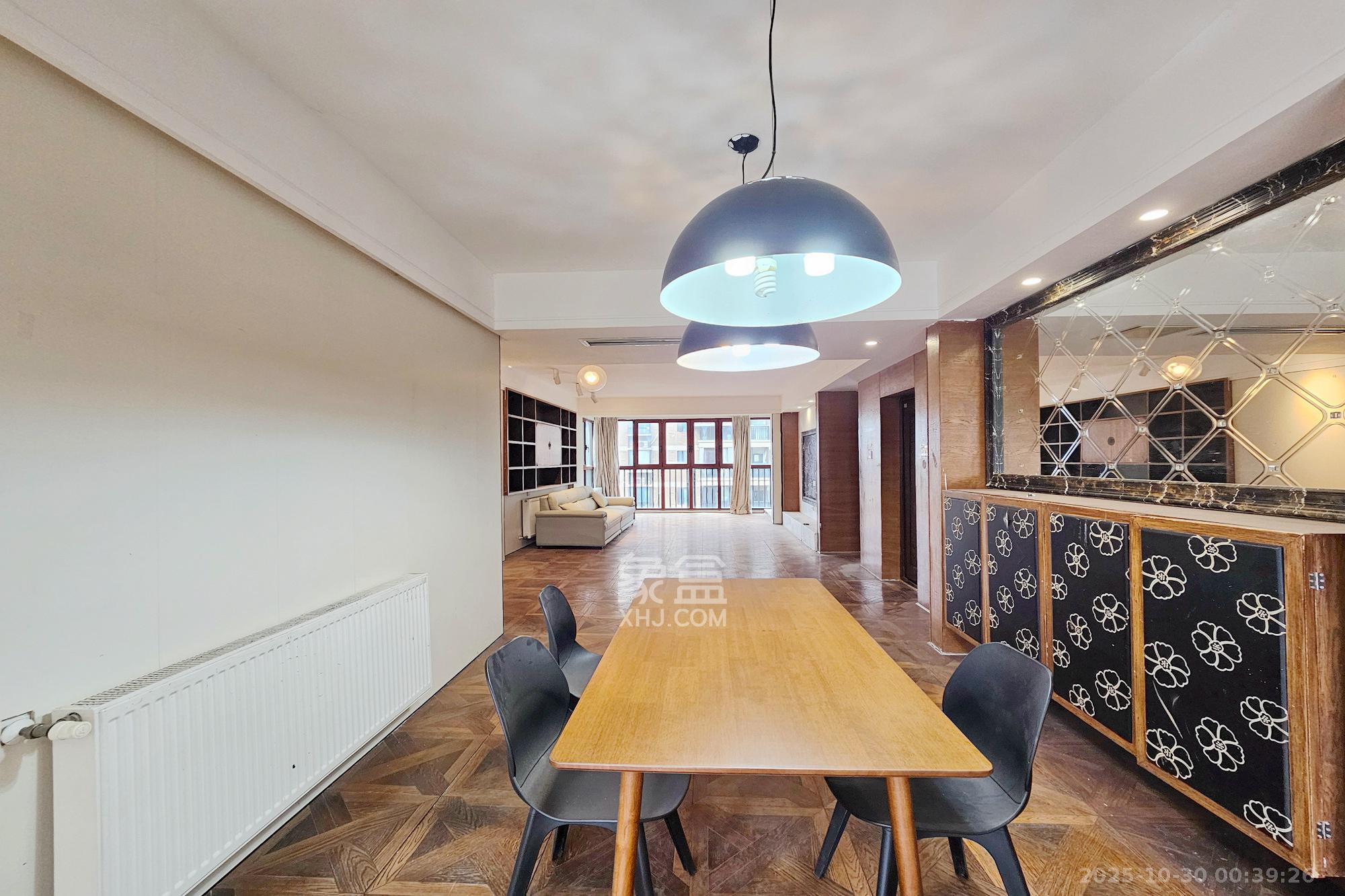 三江花中城  3室2厅2卫    128.0万客厅