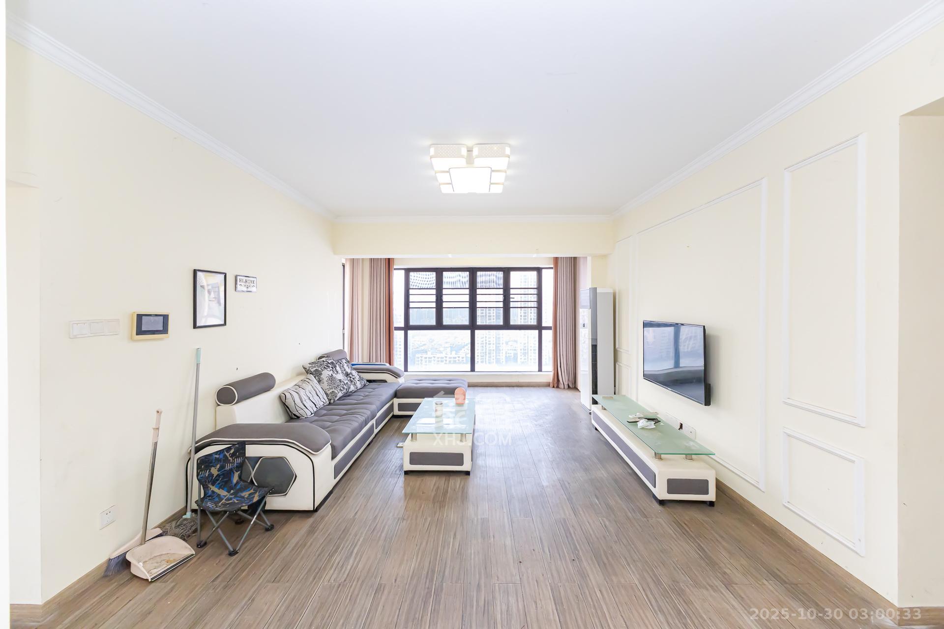 润和又一城  3室2厅2卫    82.0万客厅