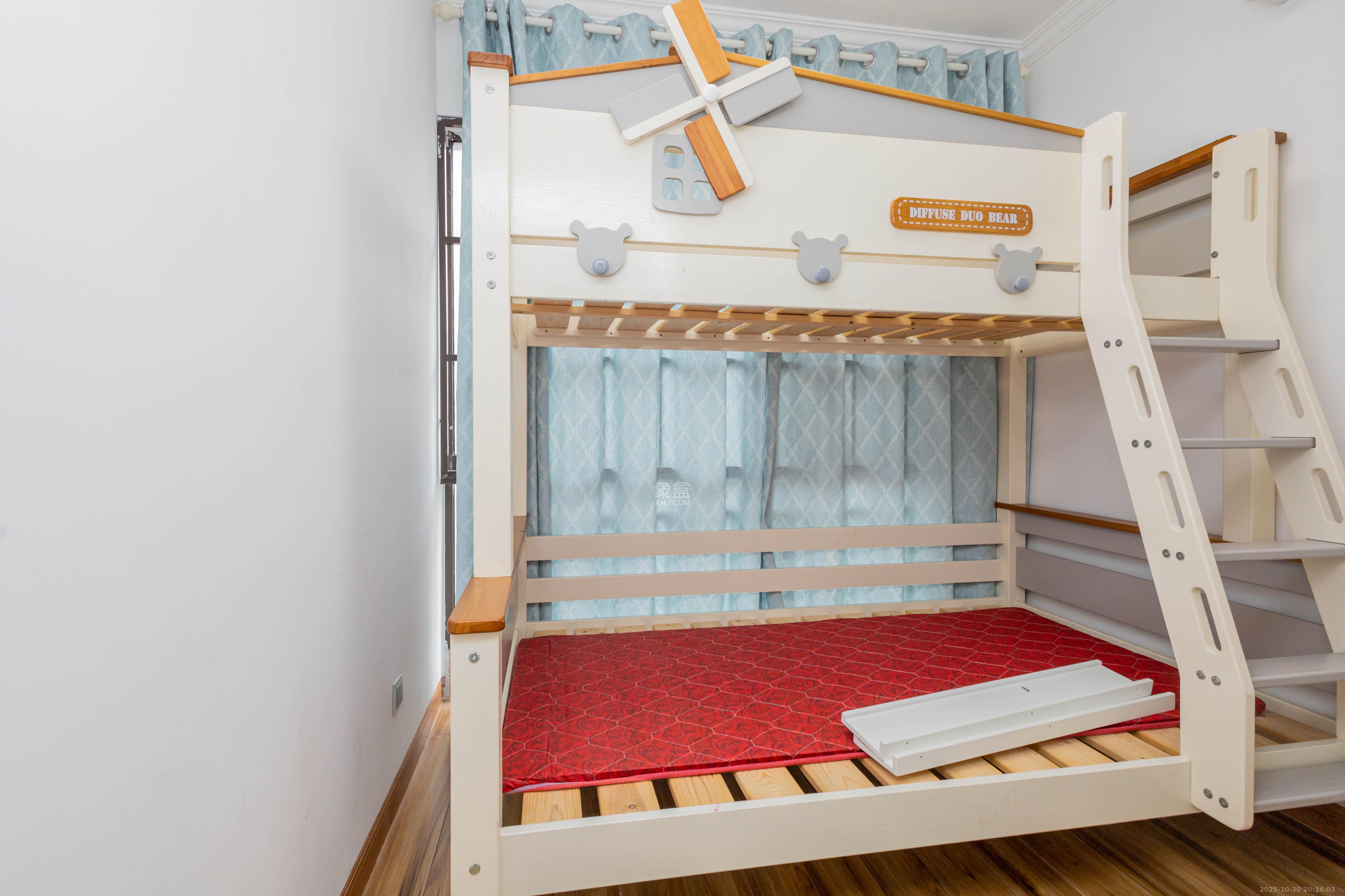 旭辉华庭 3室2厅2卫 75.0万 旭辉华庭 3室2厅2卫 75.0万卧室