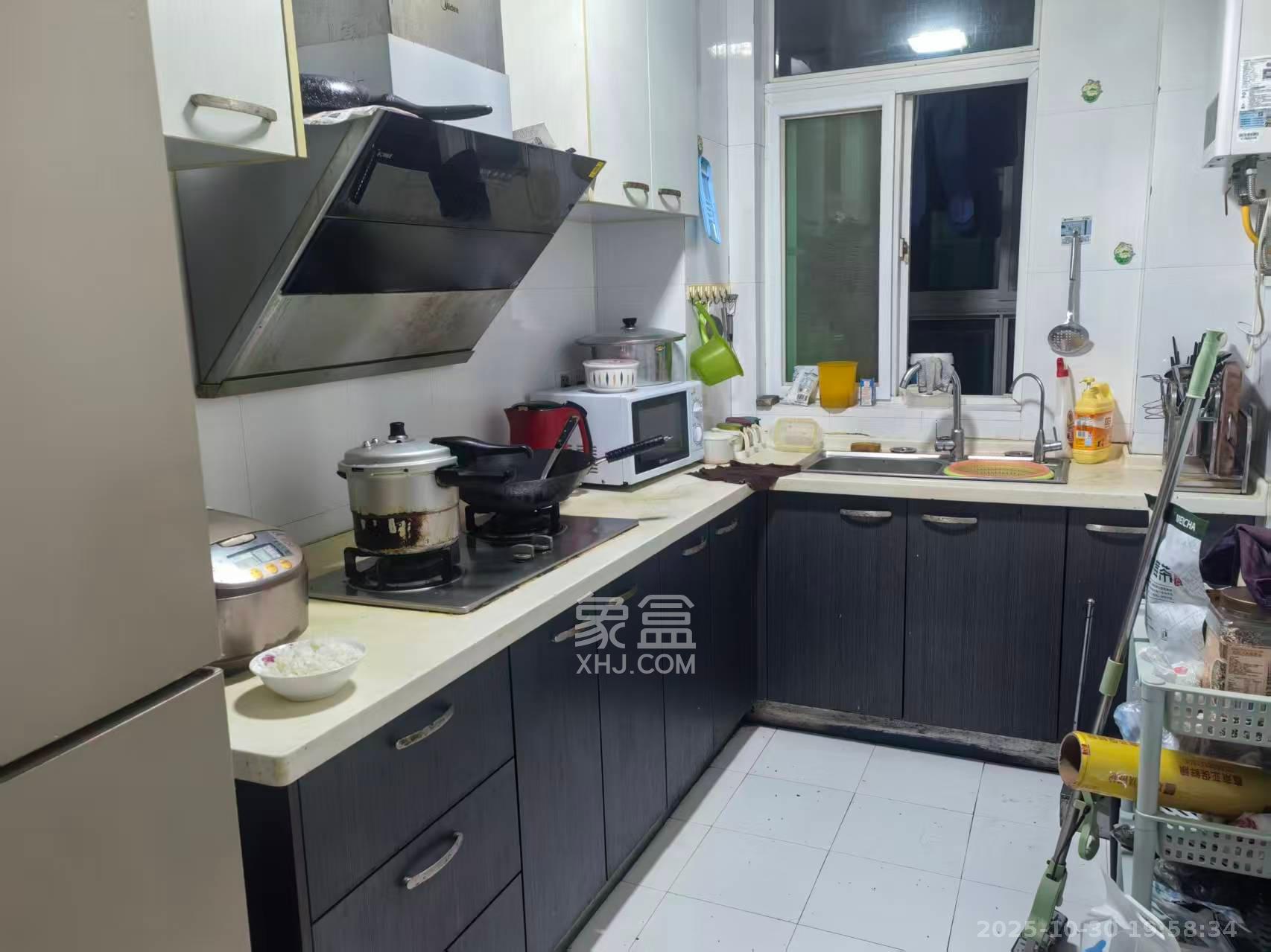 麓谷加州阳光  3室2厅2卫    2600.0元/月室内图