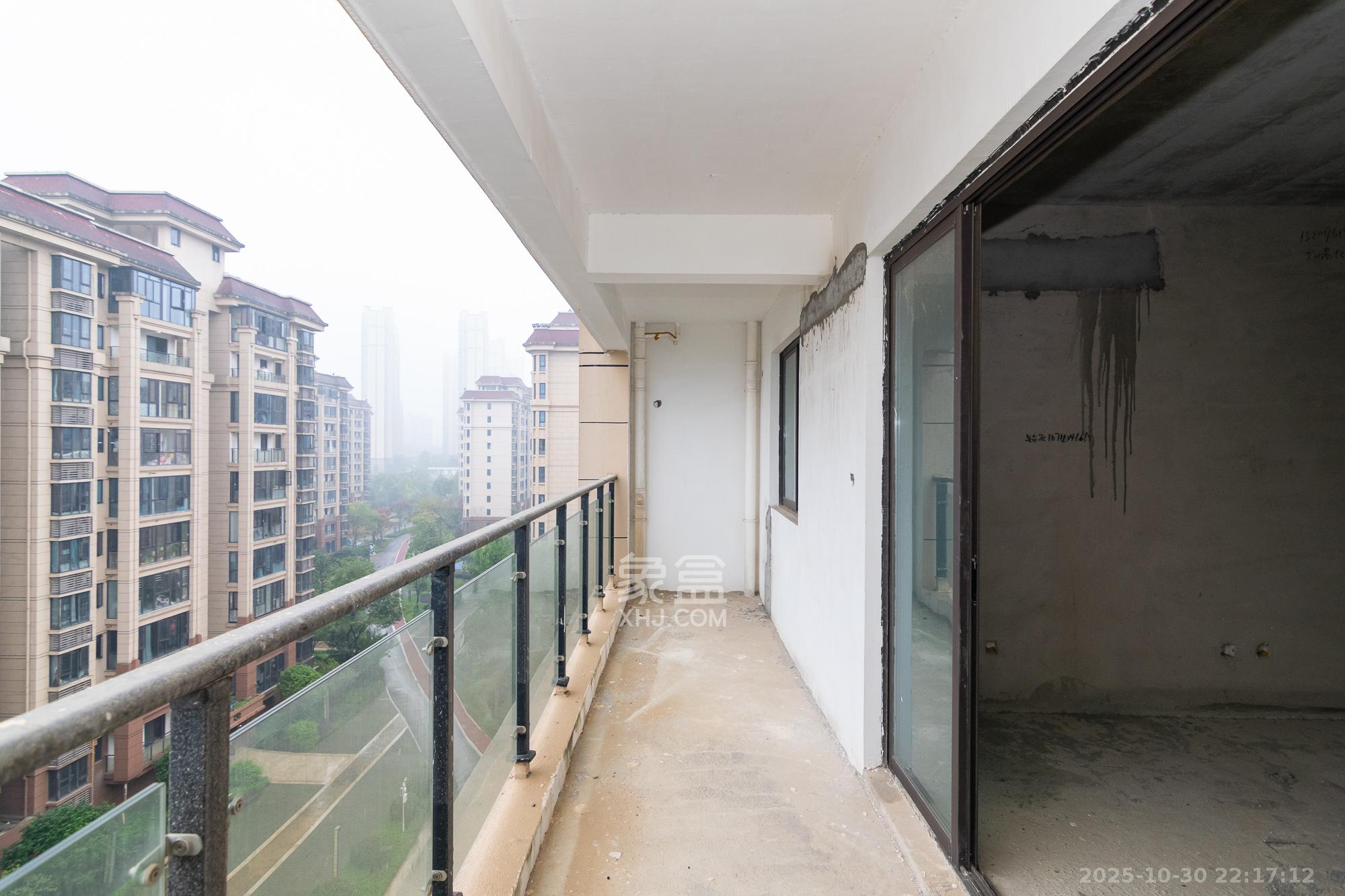 裕田奥莱小镇  3室2厅2卫    70.0万 裕田奥莱小镇  3室2厅2卫    70.0万阳台