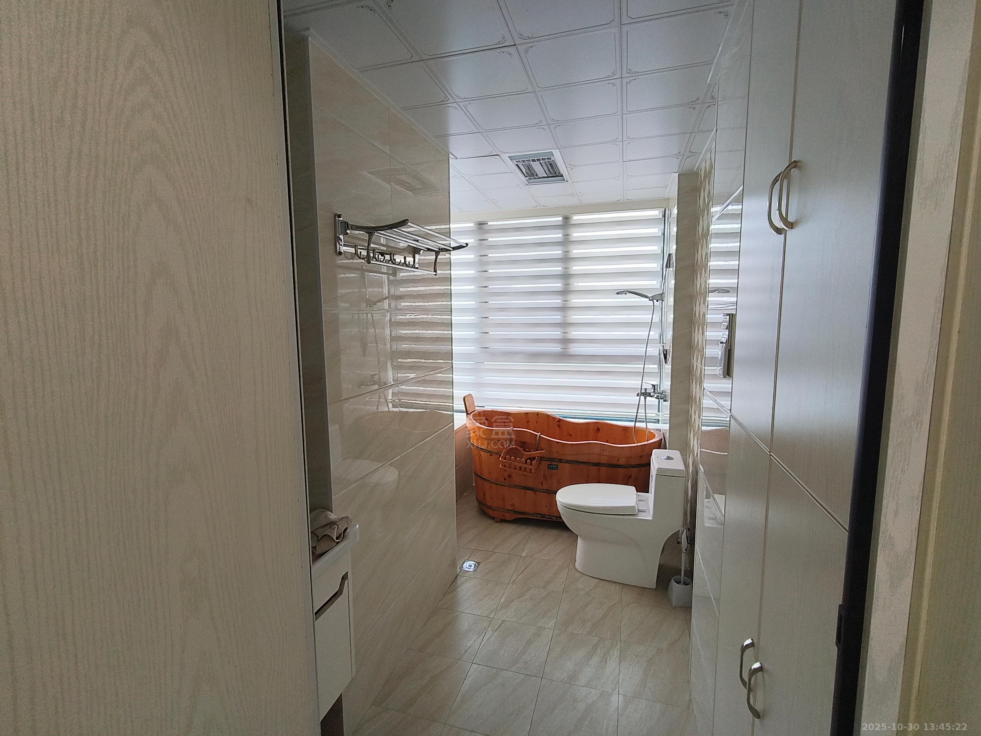 湖景名城  3室2厅2卫    1900.0元/月室内图