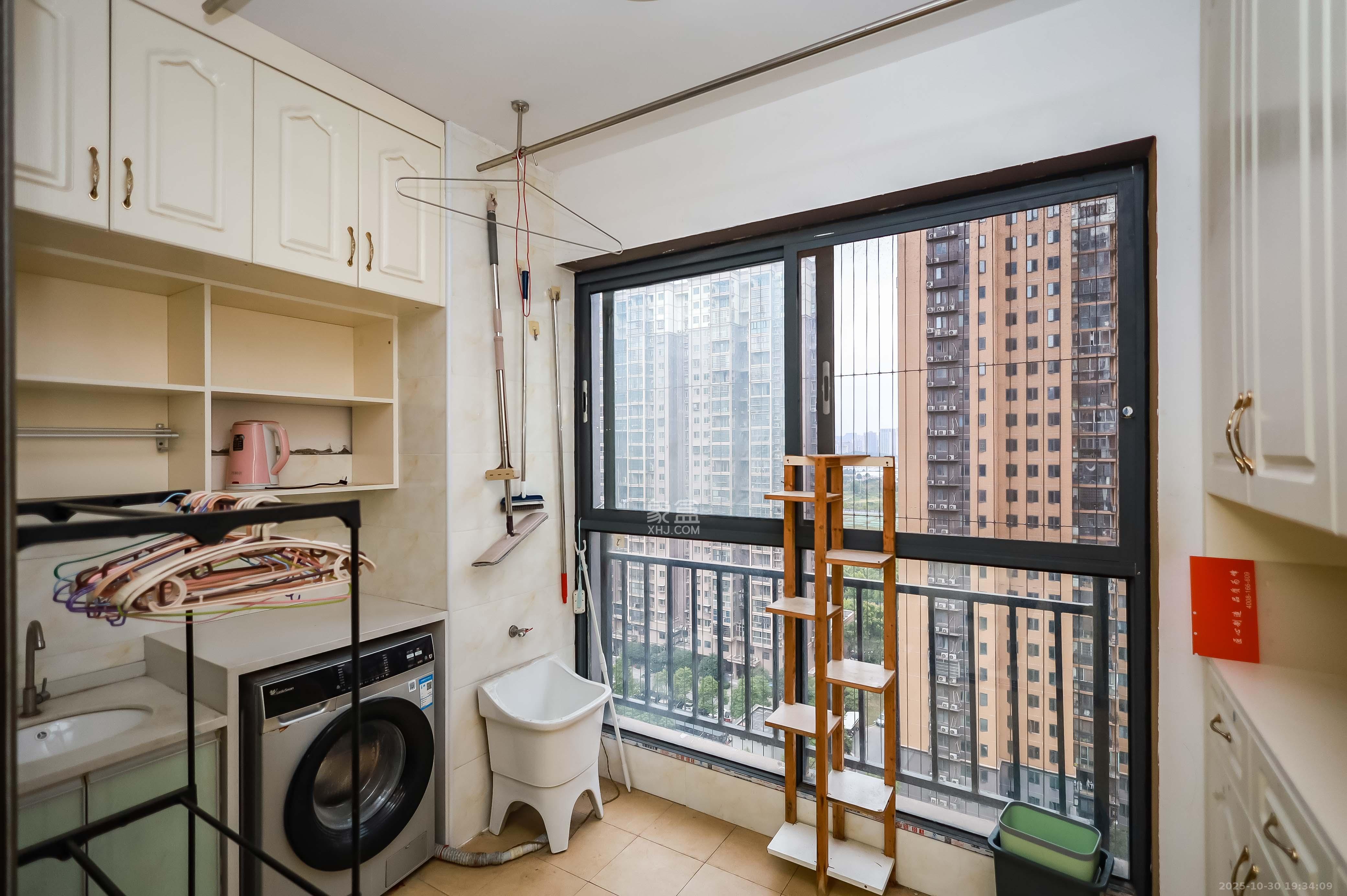 麓谷小镇  3室2厅1卫    54.8万阳台